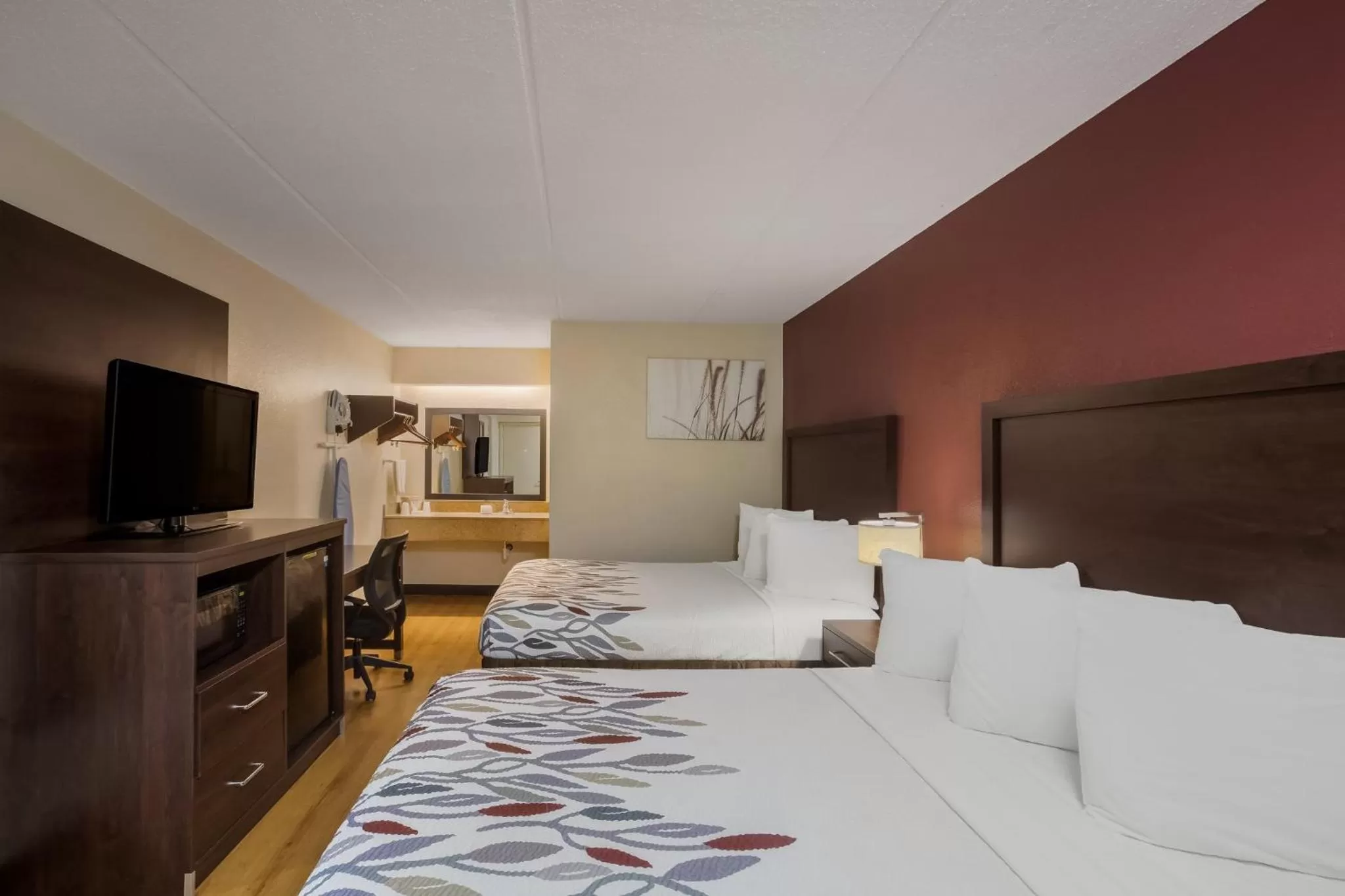 Photo of the whole room, Bed in Red Roof Inn Atlanta South - Morrow