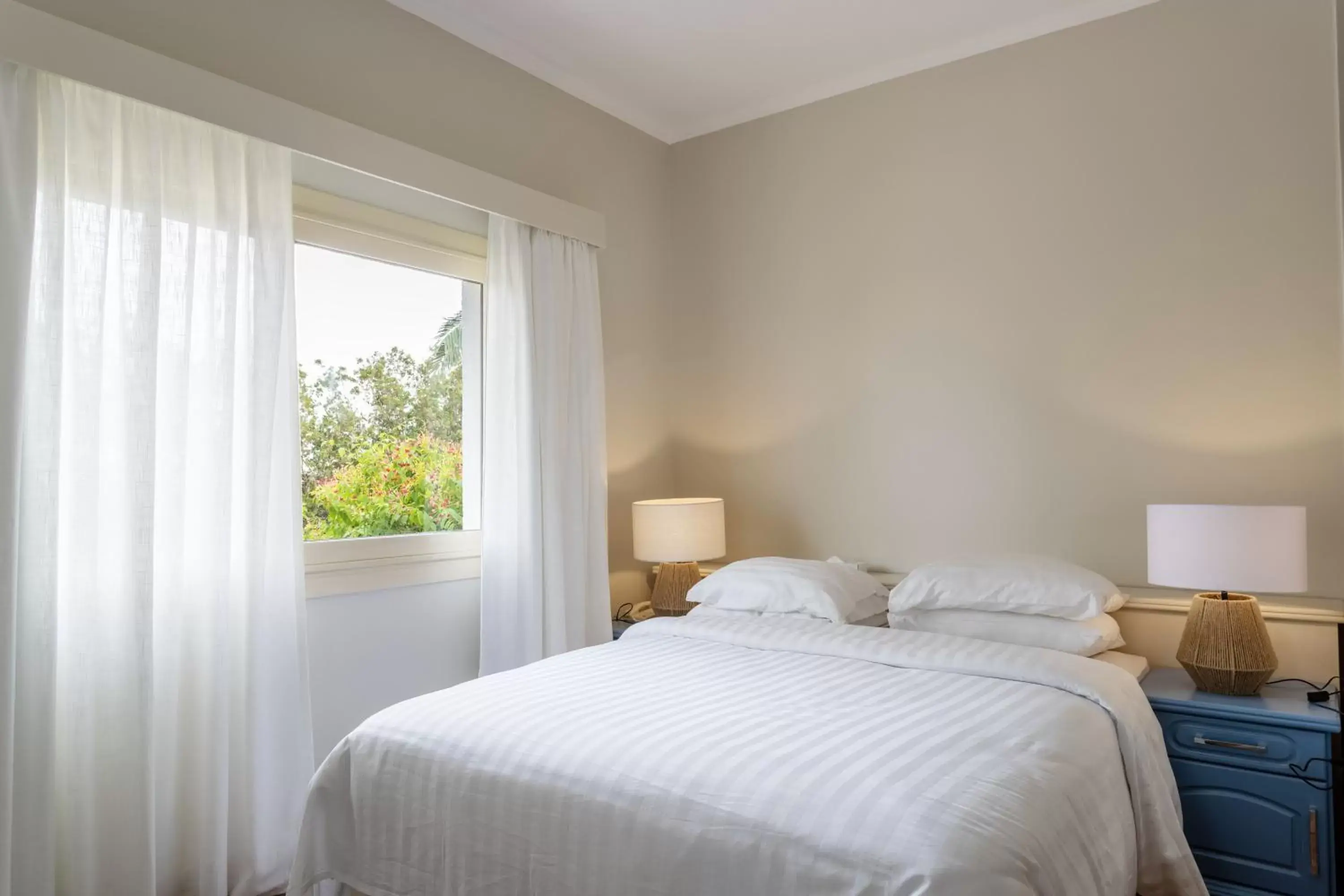 Bedroom, Bed in Desert Rose Resort