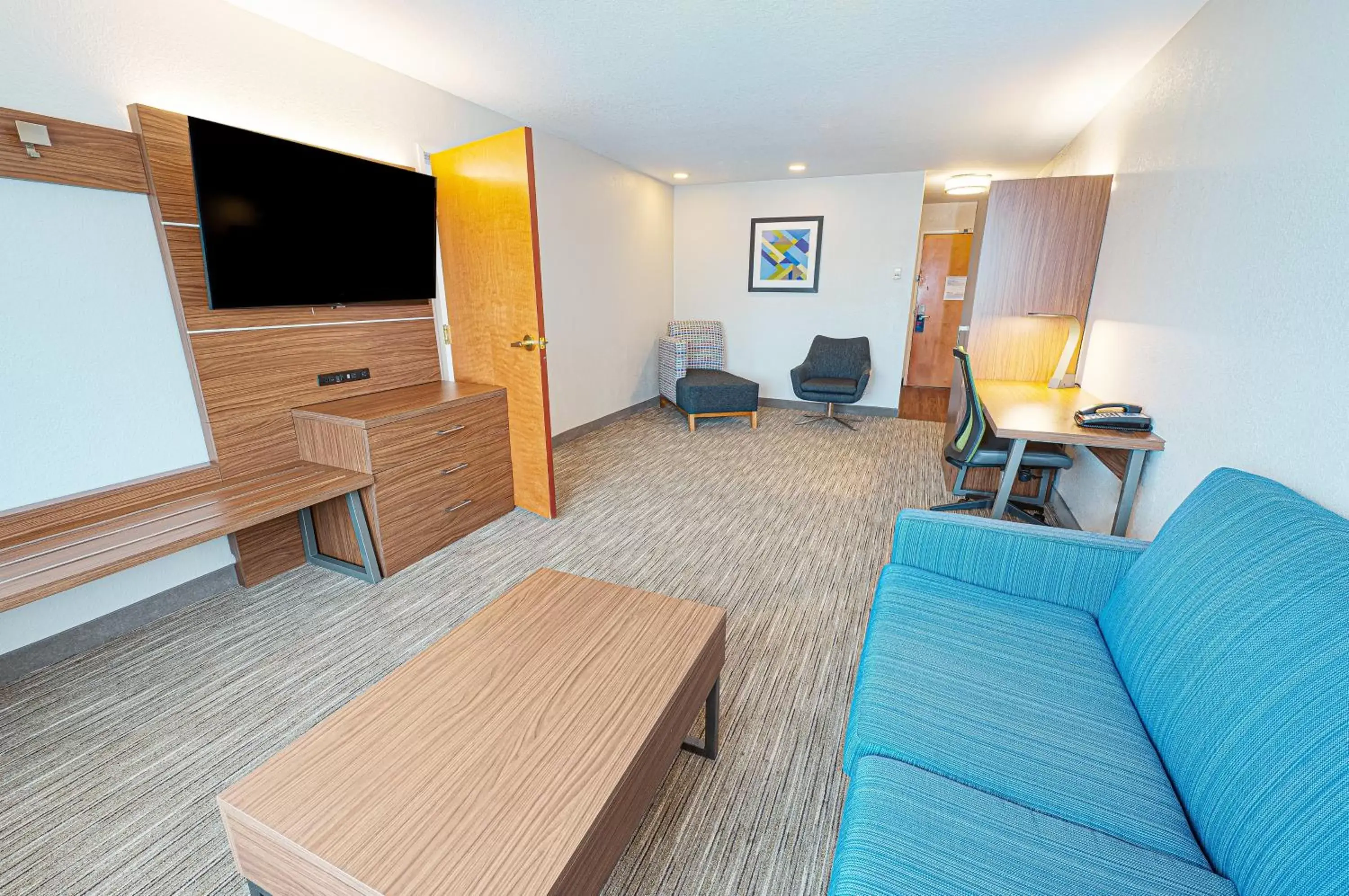 Photo of the whole room, Seating Area in Holiday Inn Express Hotel & Suites East Lansing, an IHG Hotel