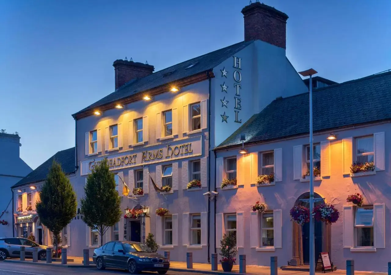 Facade/entrance, Property Building in Headfort Arms Hotel