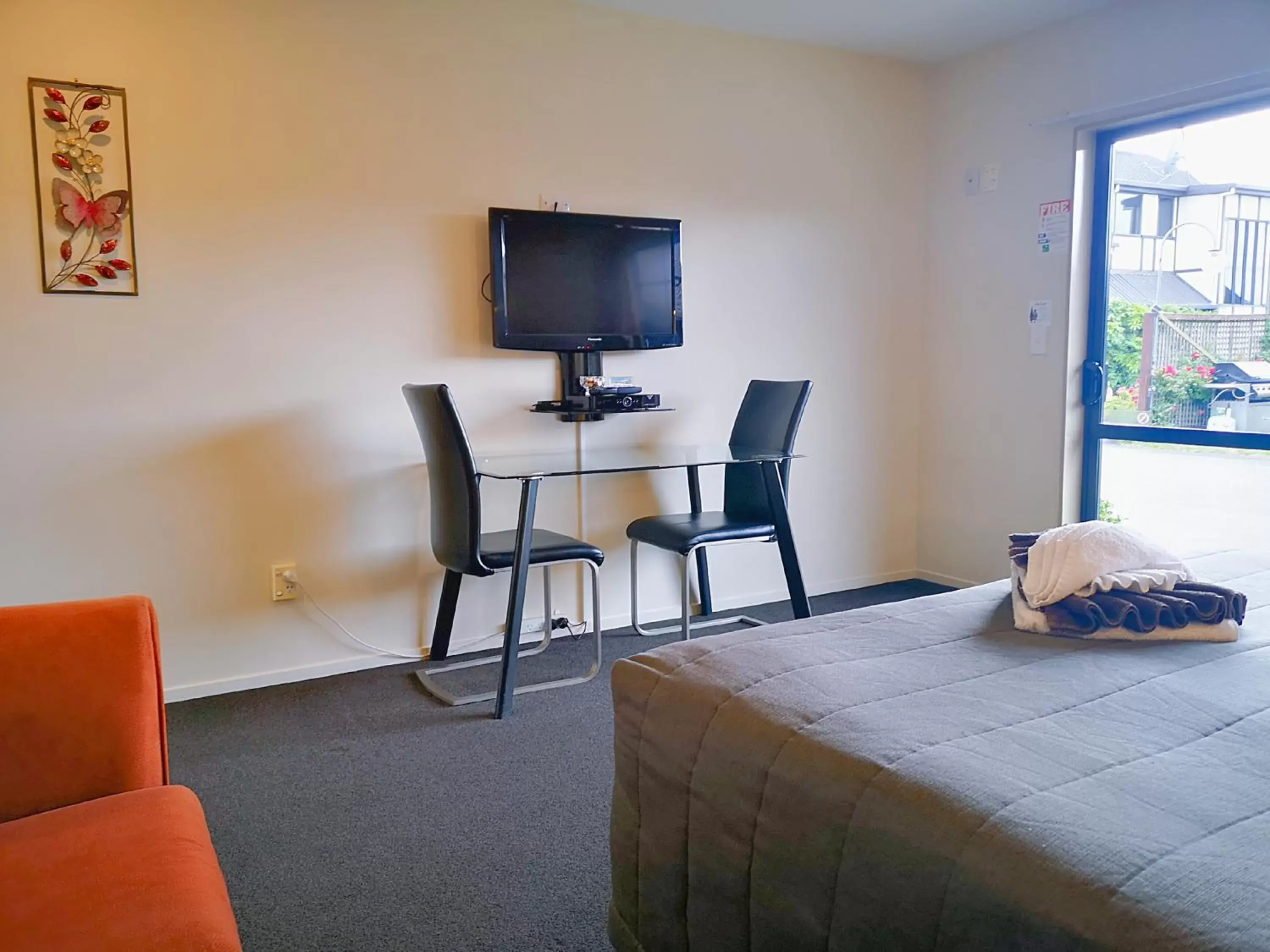 Bedroom, TV/Entertainment Center in Aston Court Motel