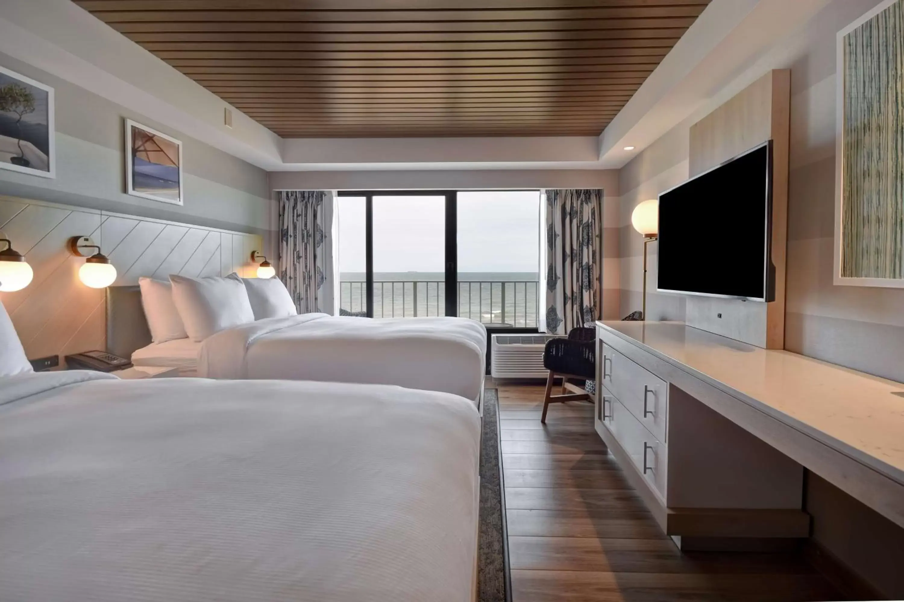 Bedroom in DoubleTree by Hilton Oceanfront Virginia Beach