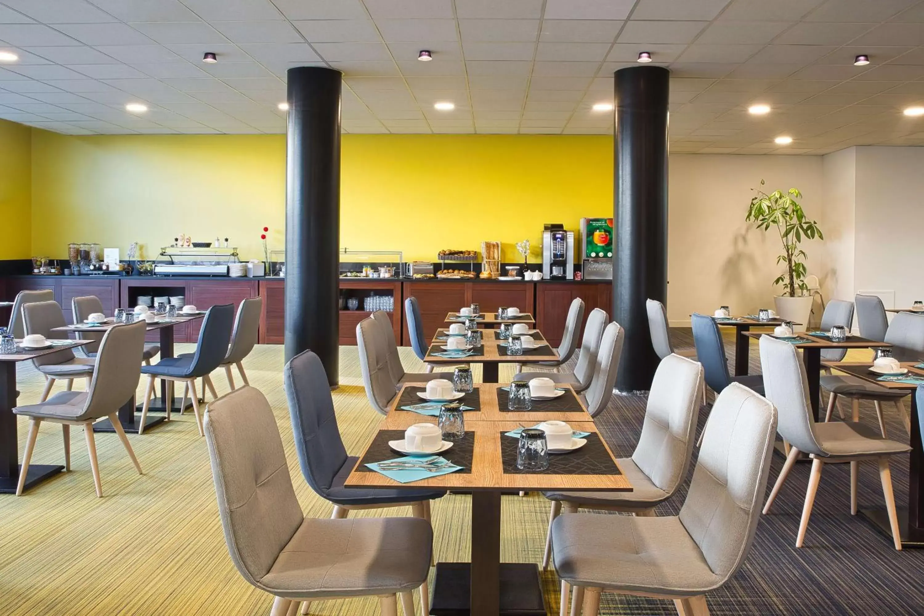 Restaurant/Places to Eat in Sure Hotel by Best Western Nantes Beaujoire
