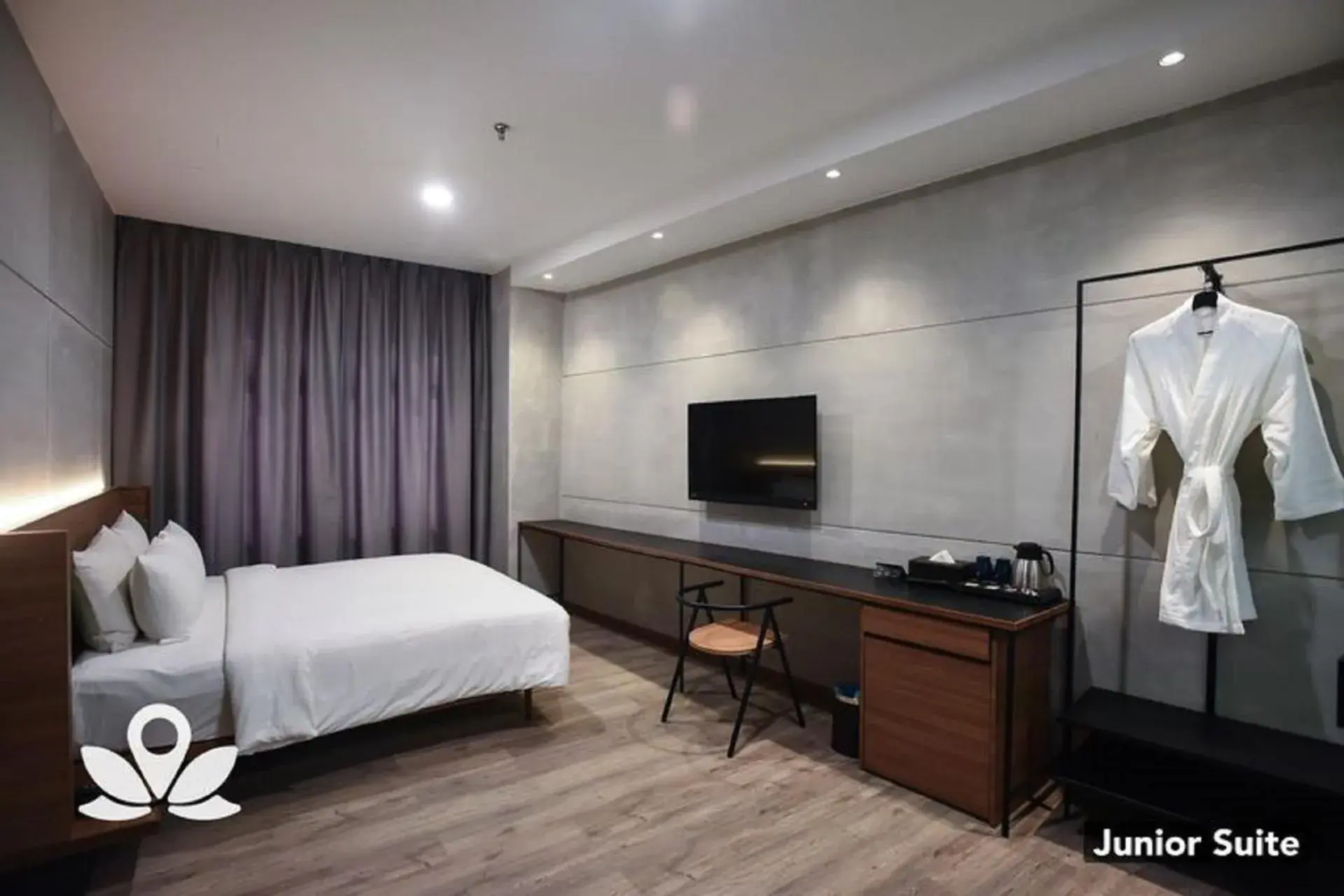 Bed, TV/Entertainment Center in Ceria Hotel
