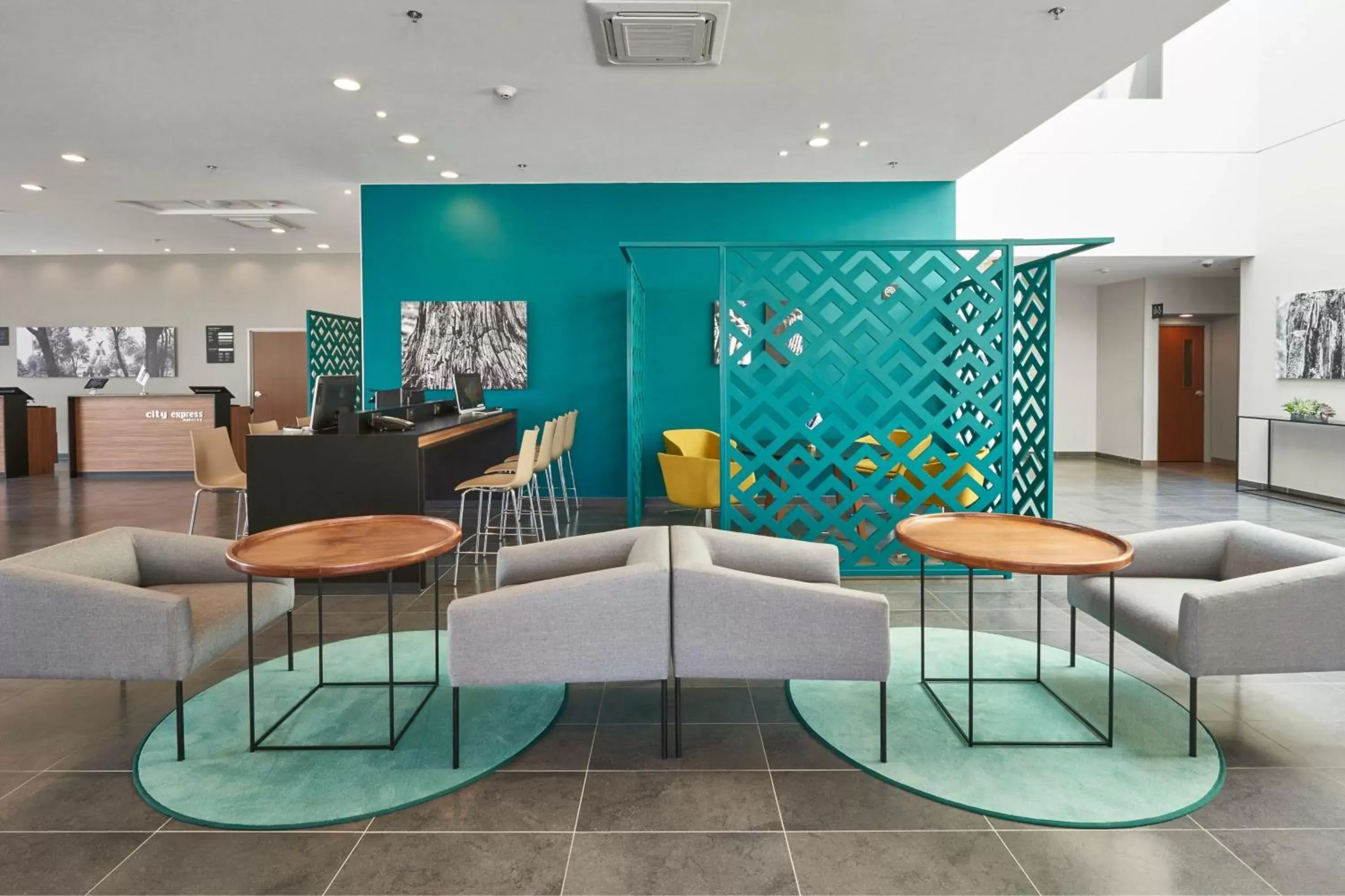 Lobby or reception, Lounge/Bar in City Express by Marriott La Raza