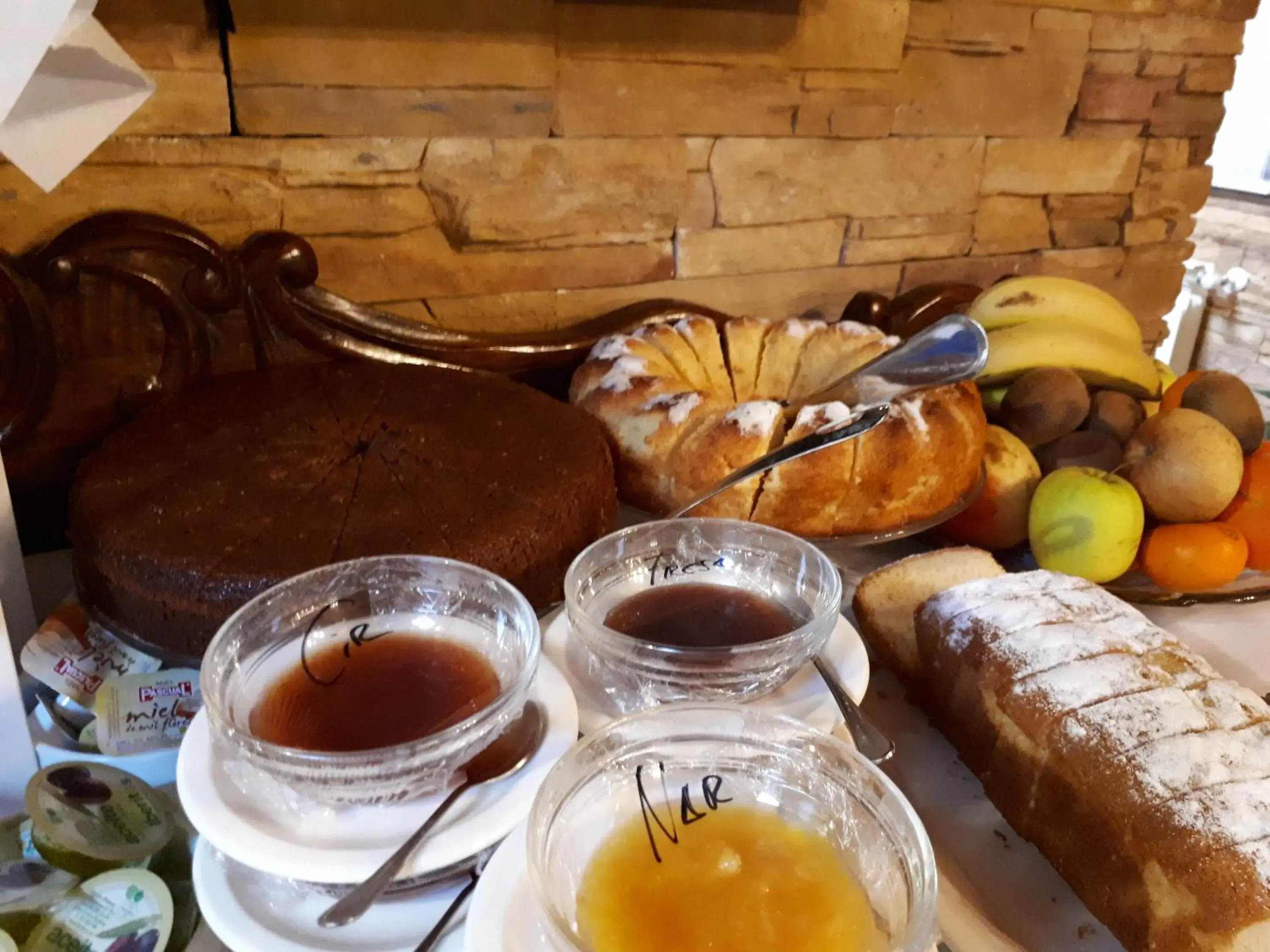 Buffet breakfast in Hotel Rural Entremontes