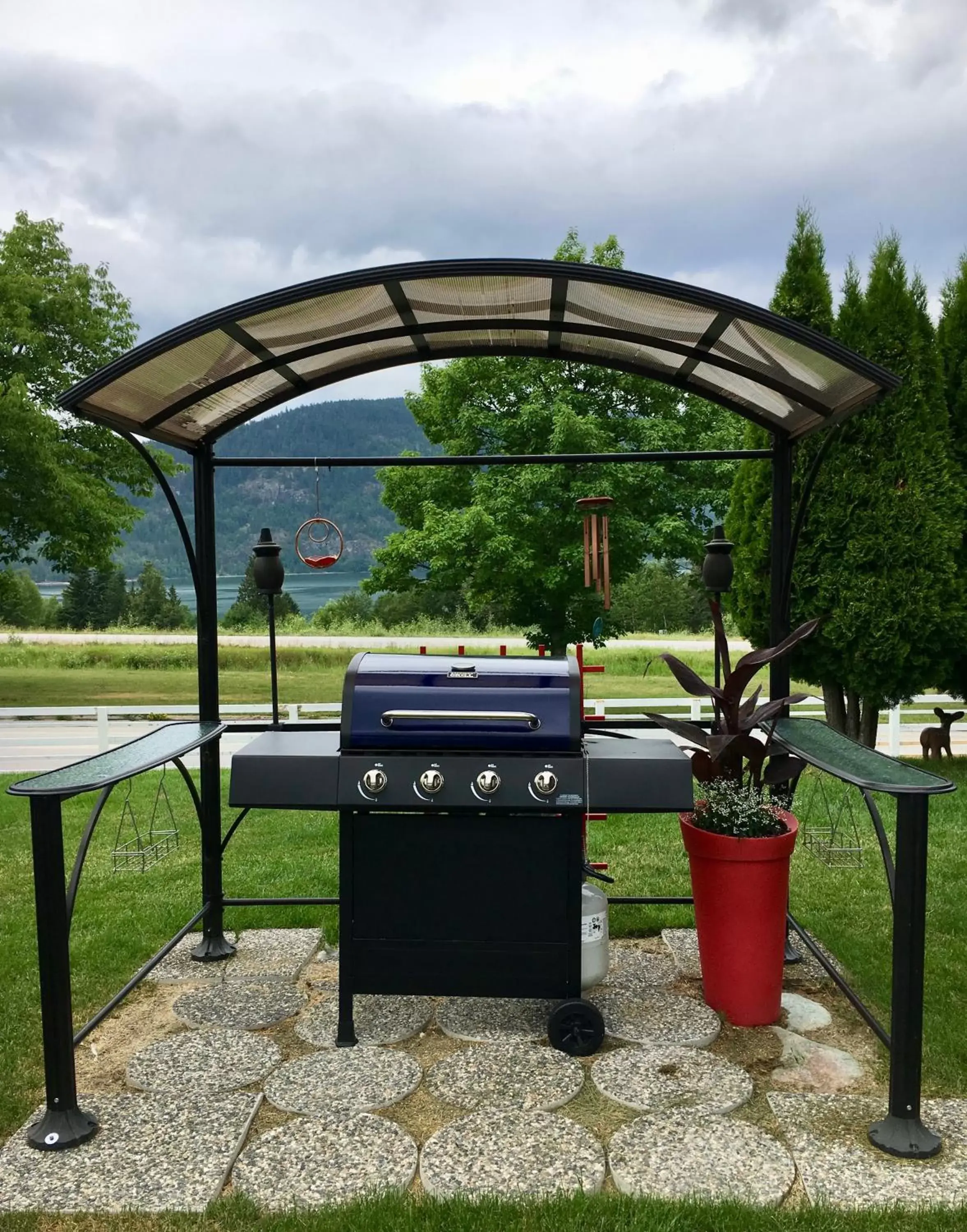 BBQ facilities, Billiards in Arrow Lake Motel