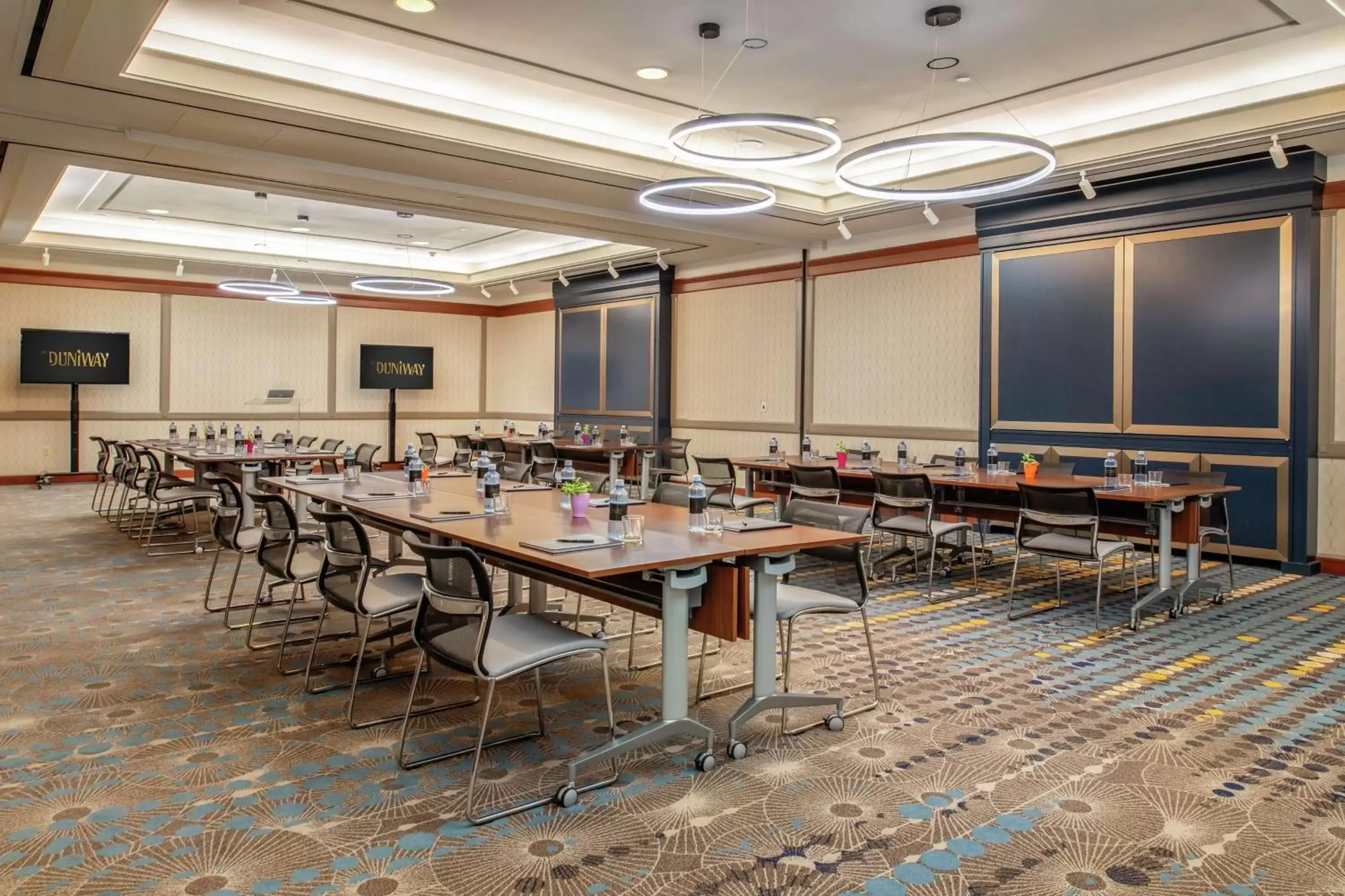 Meeting/conference room, Restaurant/Places to Eat in The Duniway Portland, A Hilton Hotel