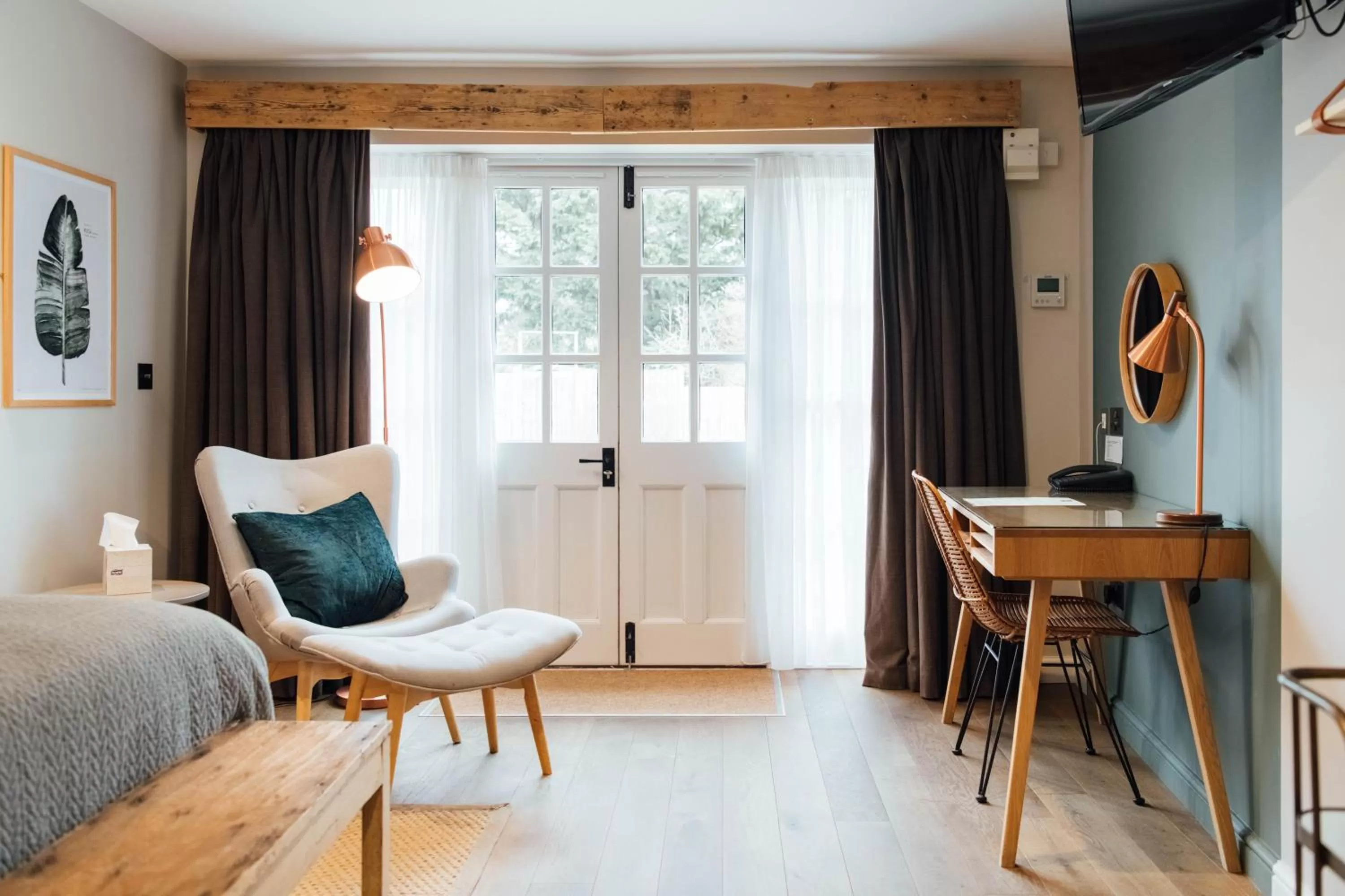 Seating area, Bed in The Fox at Willian