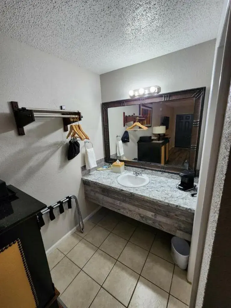 Bathroom, Bed in Branson Ozarks Inn