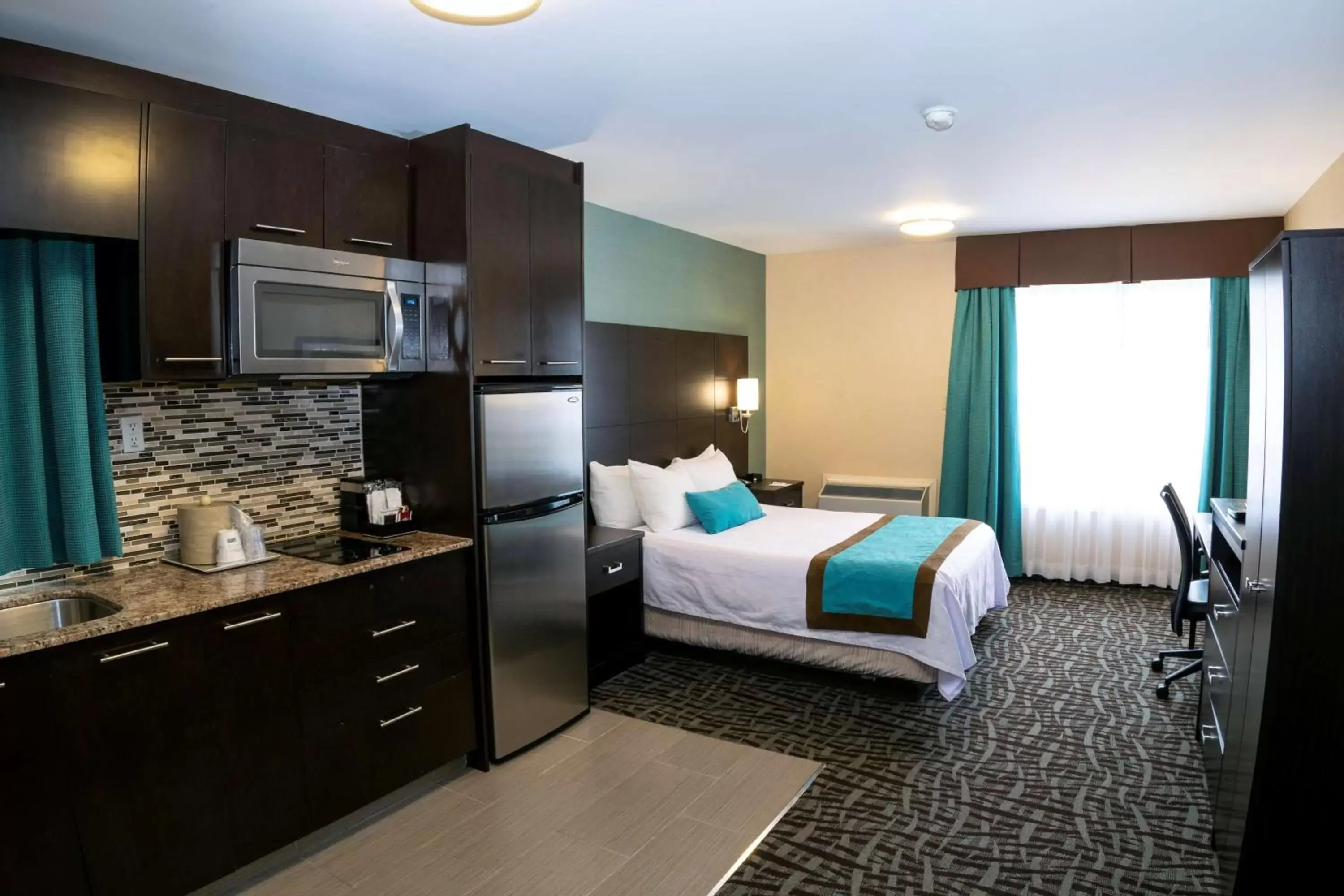 Kitchen or kitchenette in Best Western Plus Barrie