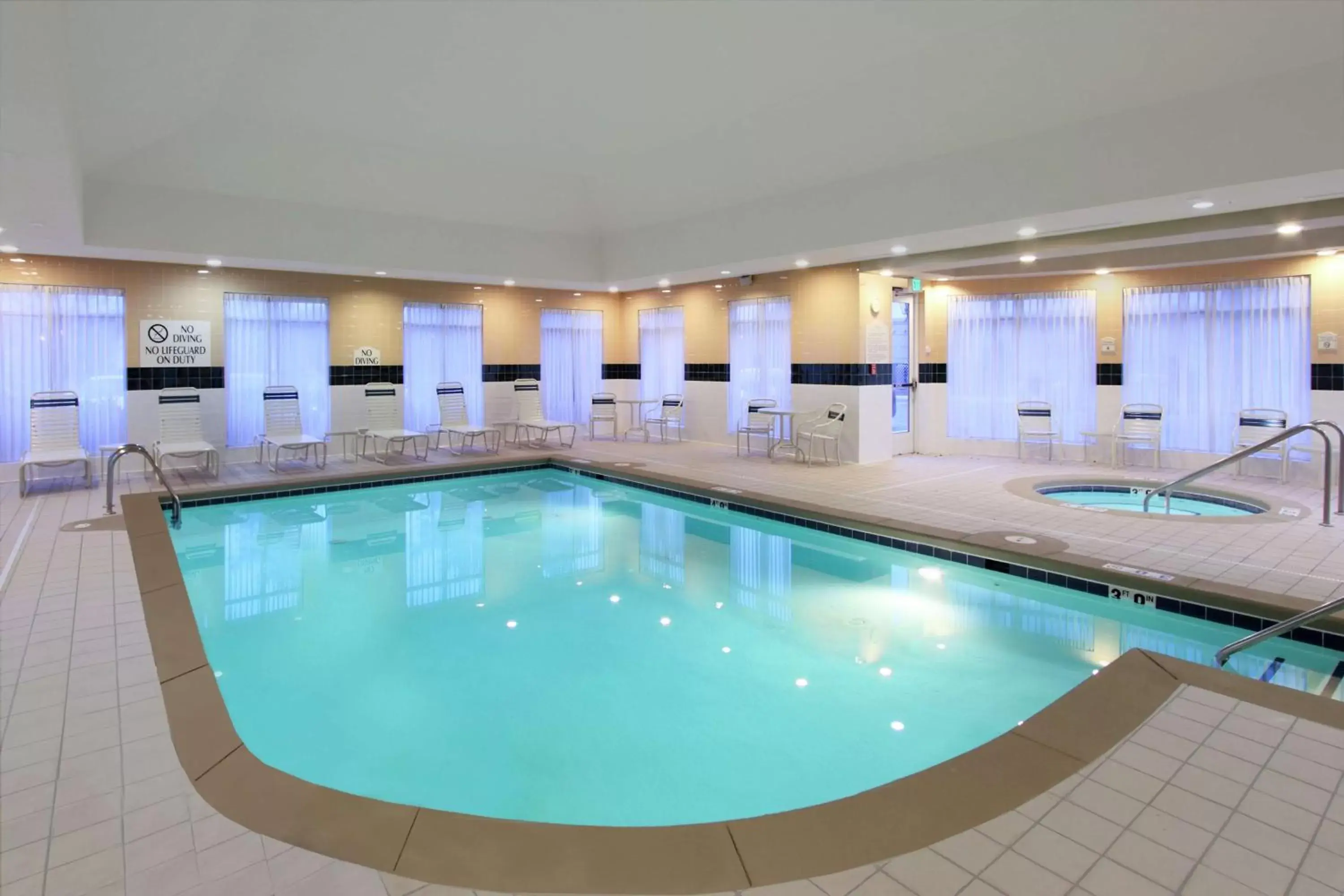 Hot Tub, Swimming Pool in Hilton Garden Inn Chesapeake Greenbrier