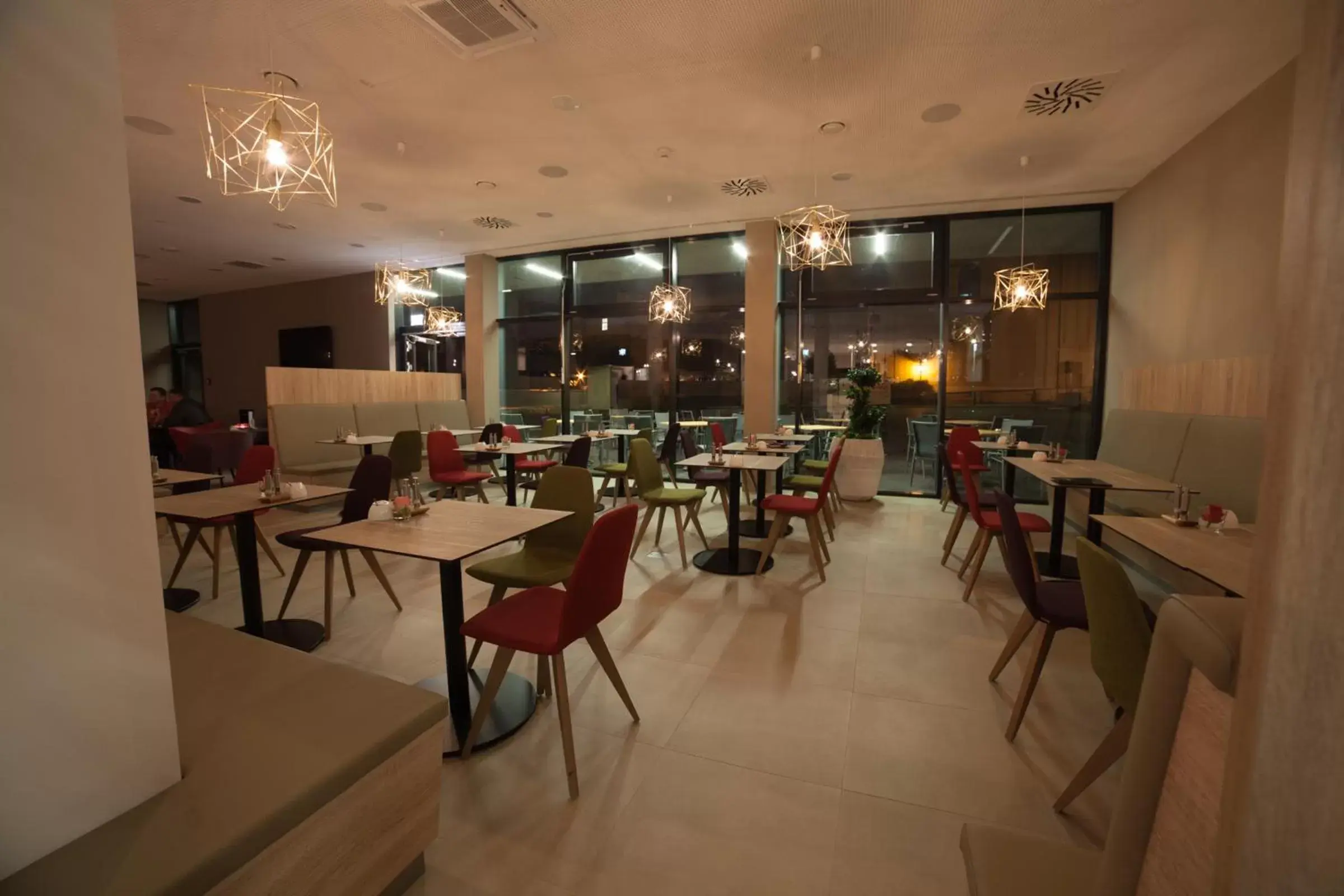 Lounge or bar, Restaurant/Places to Eat in Best Western Hotel Tulln