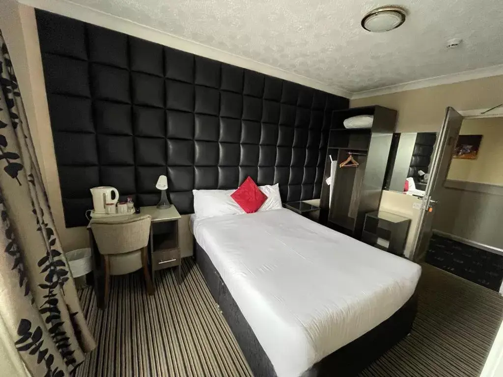 Photo of the whole room, Bed in Kings Park Hotel