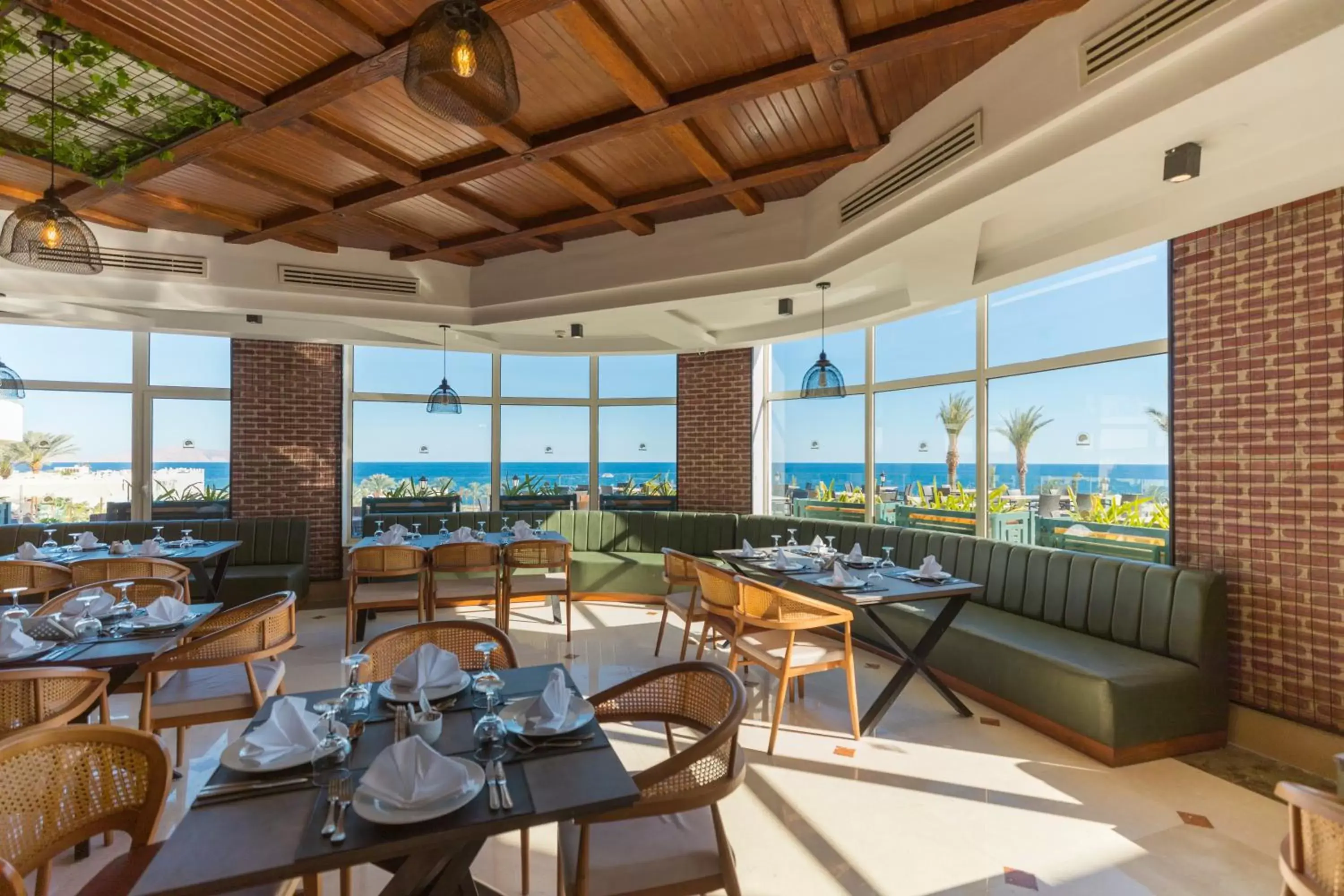 Restaurant/Places to Eat in Sunrise Diamond Beach Resort -Grand Select