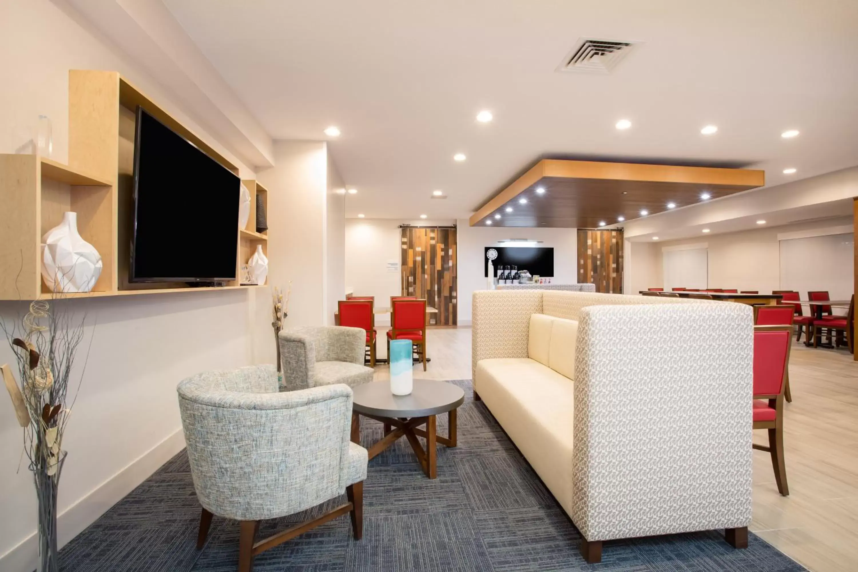 Property building in Holiday Inn Express & Suites Ft Collins by IHG Property building in Holiday Inn Express & Suites Ft Collins by IHG