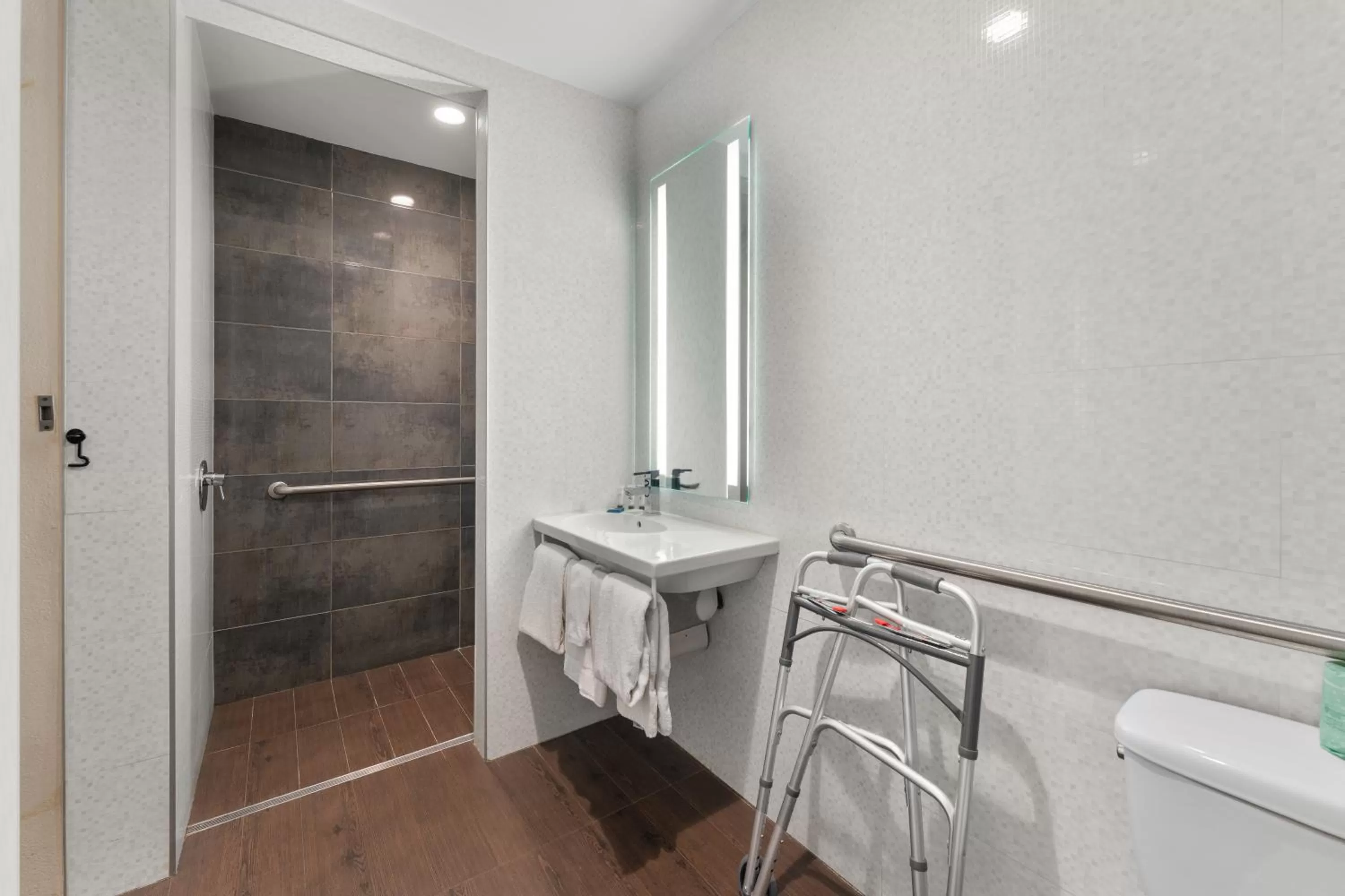 Shower in Red Lion Inn & Suites Philadelphia