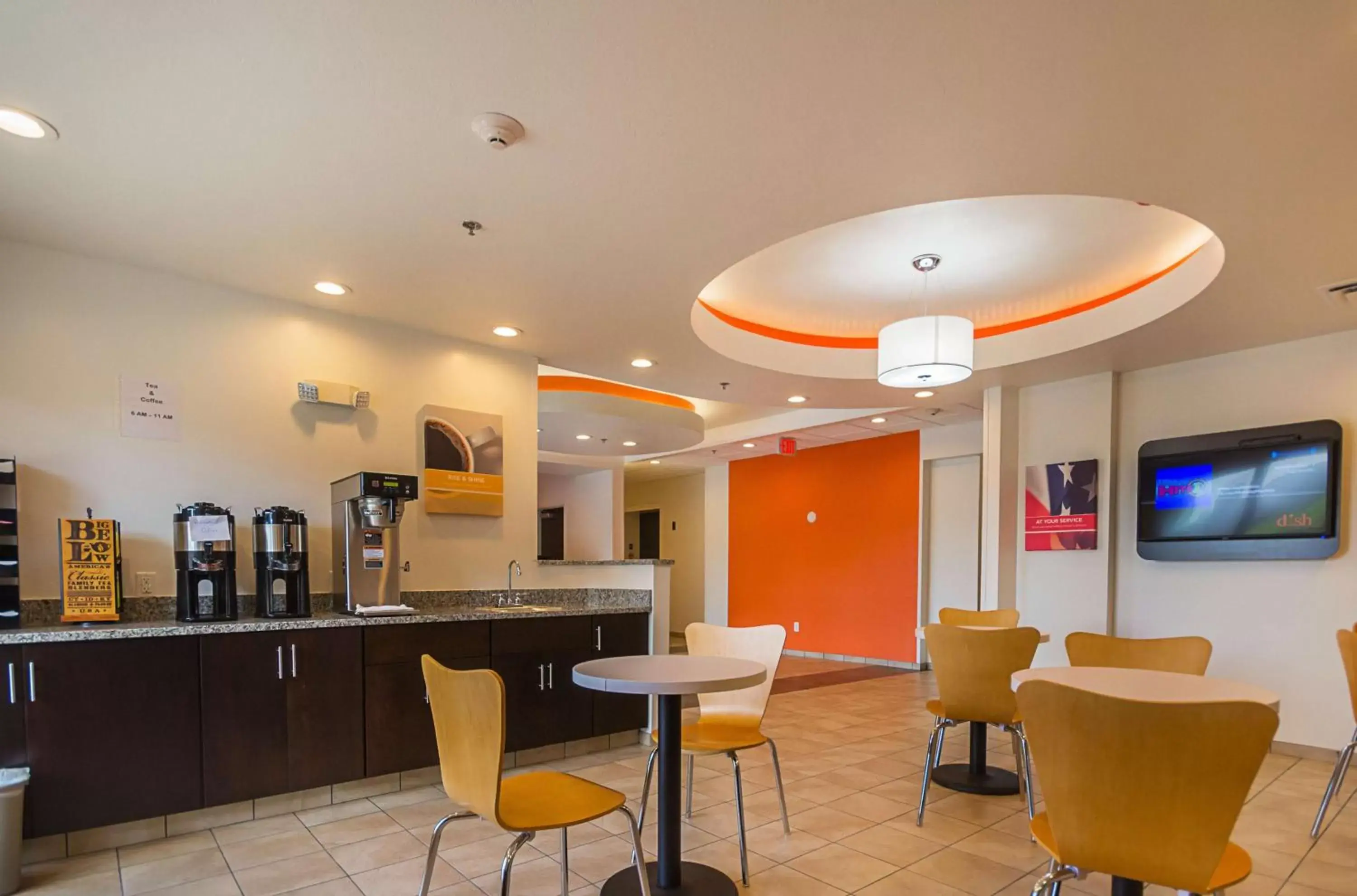 Communal lounge/ TV room, Restaurant/Places to Eat in Motel 6-South Bend, IN - Mishawaka