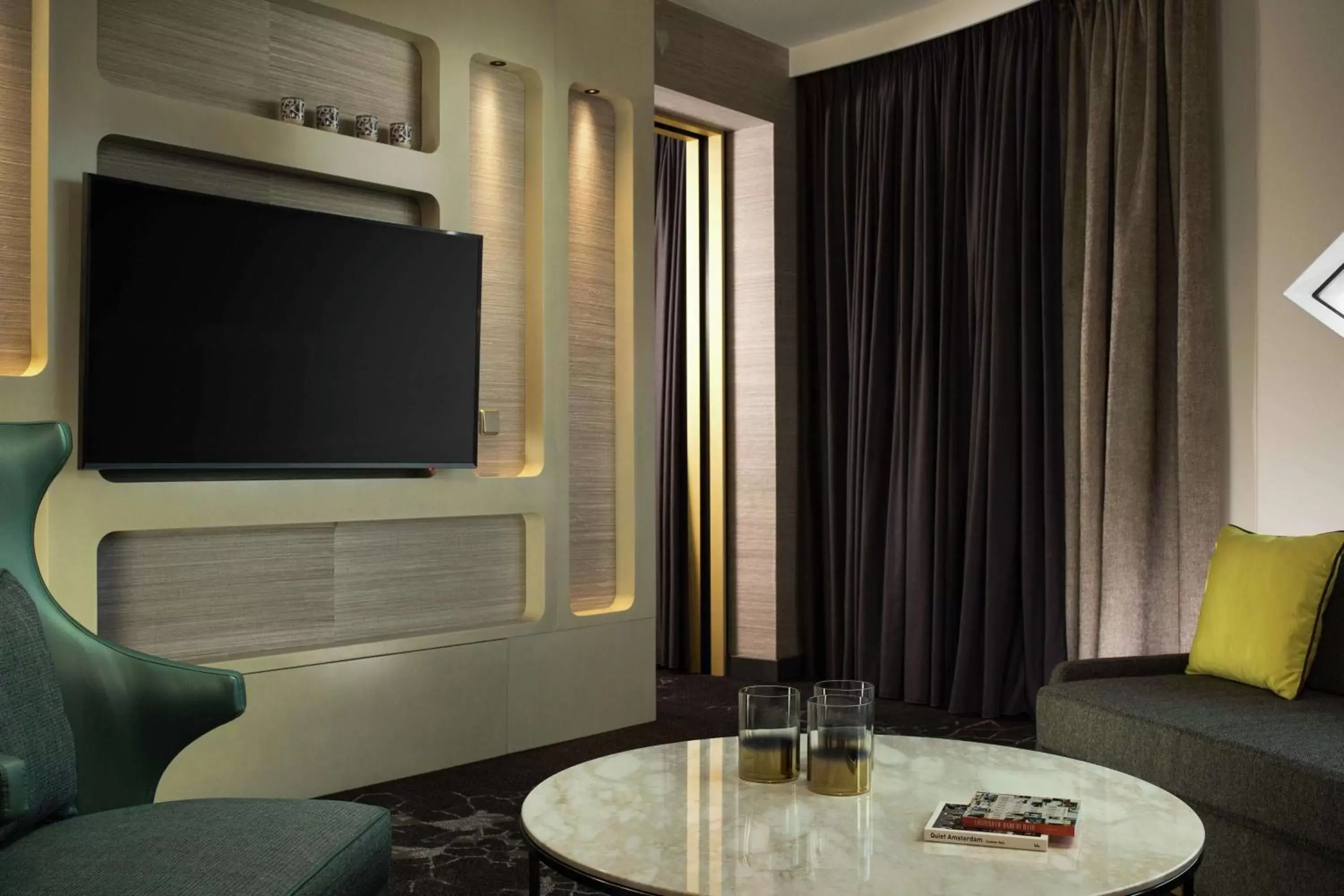 Bedroom, TV/Entertainment Center in Hilton Amsterdam Airport Schiphol