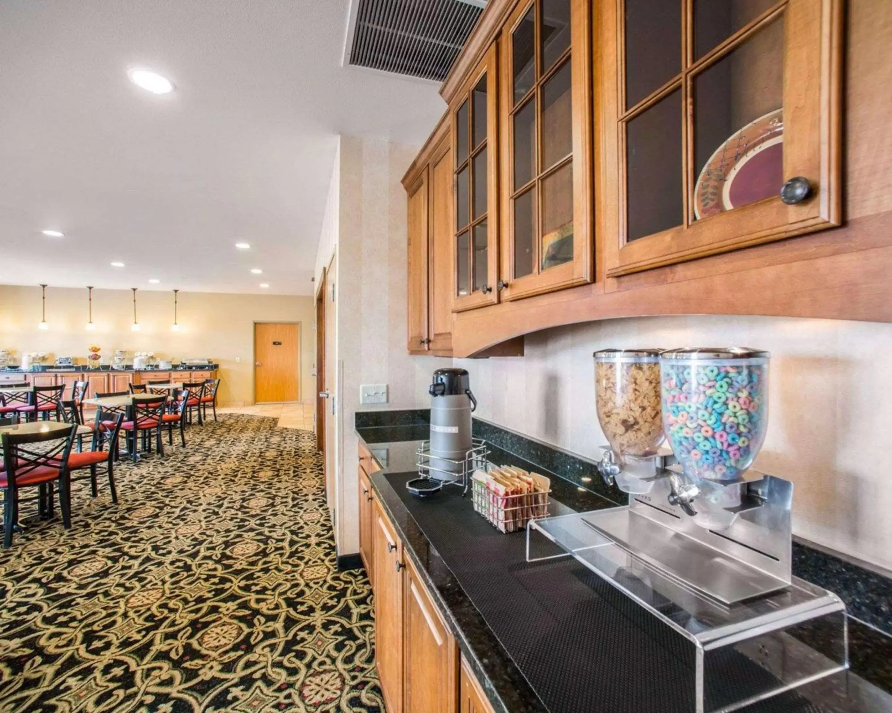 Restaurant/places to eat, Kitchen/Kitchenette in Sleep Inn & Suites Washington near Peoria