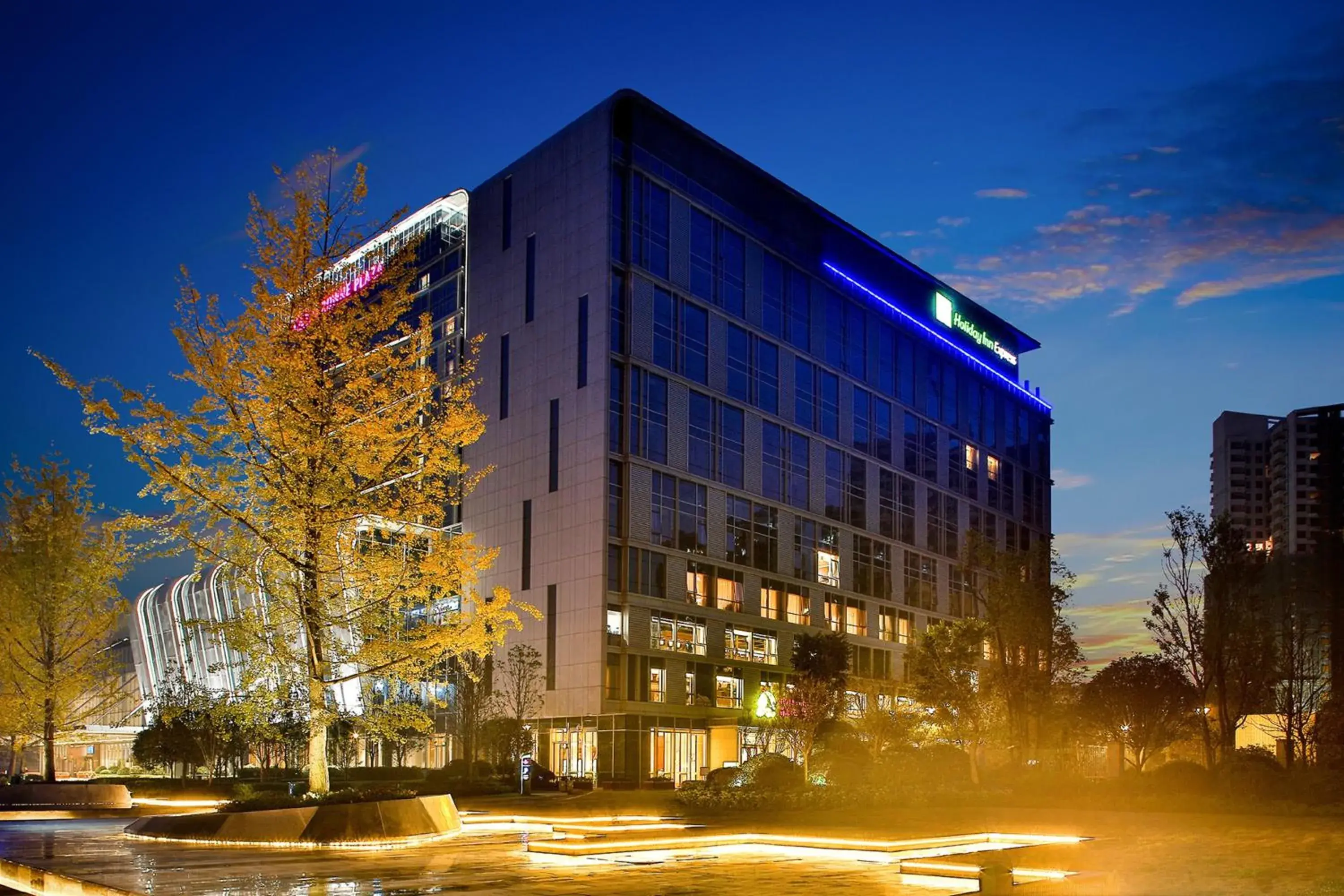 Property Building in Holiday Inn Express Chengdu Wenjiang Hotspring, an IHG Hotel