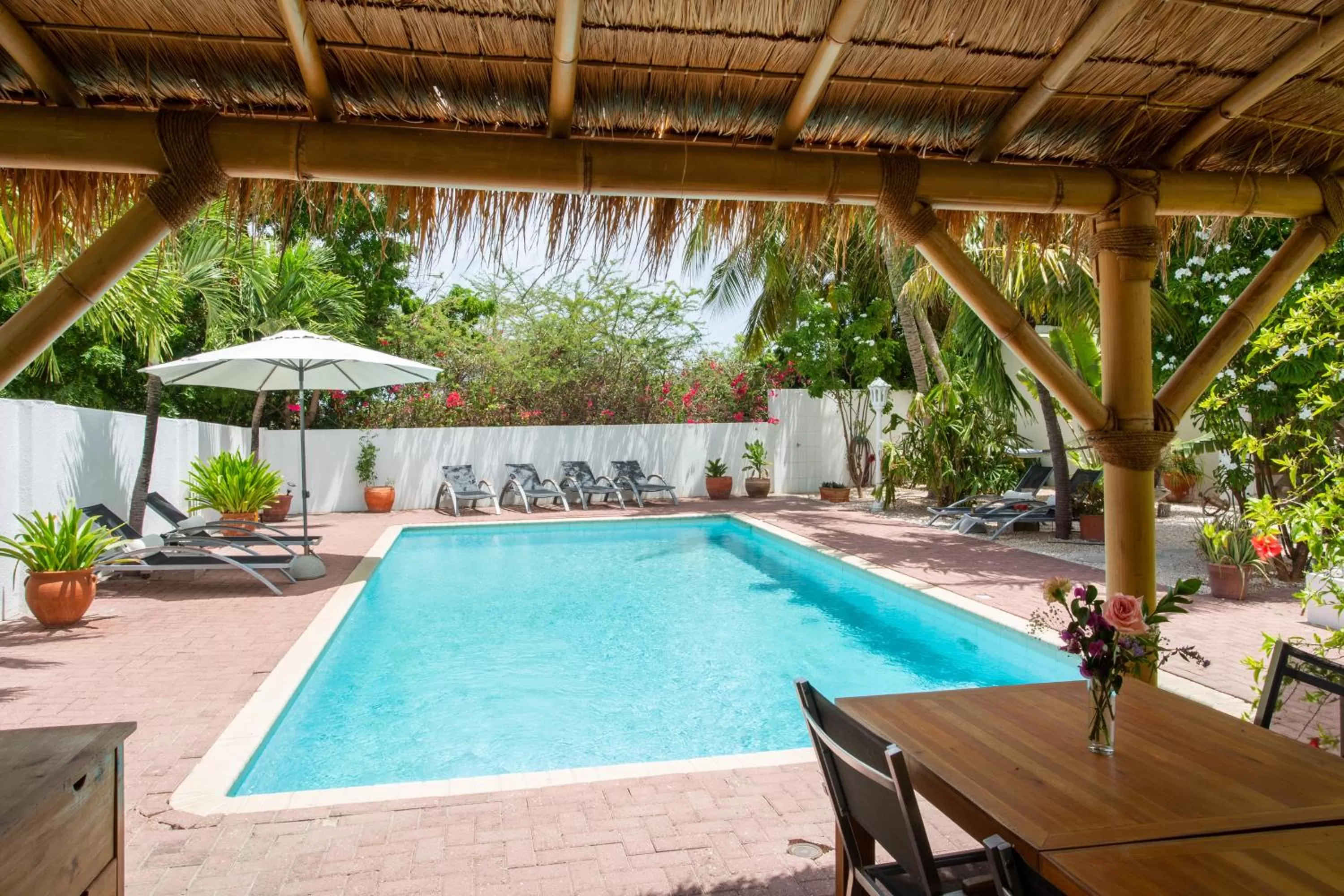 Pool view in B&B Sombre di Kabana