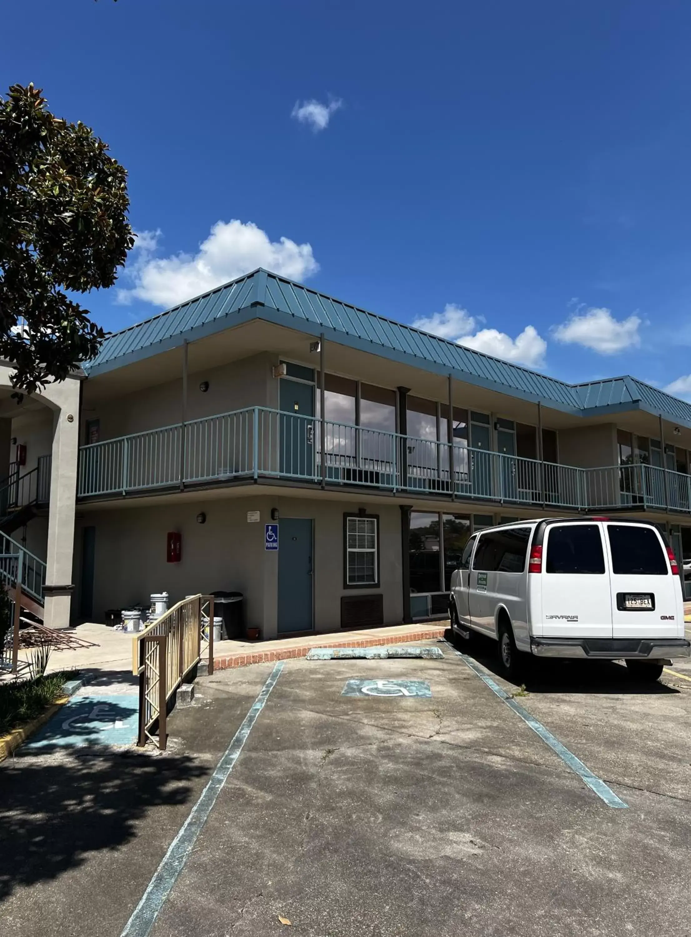 Property Building in Discovery Inn Lafayette