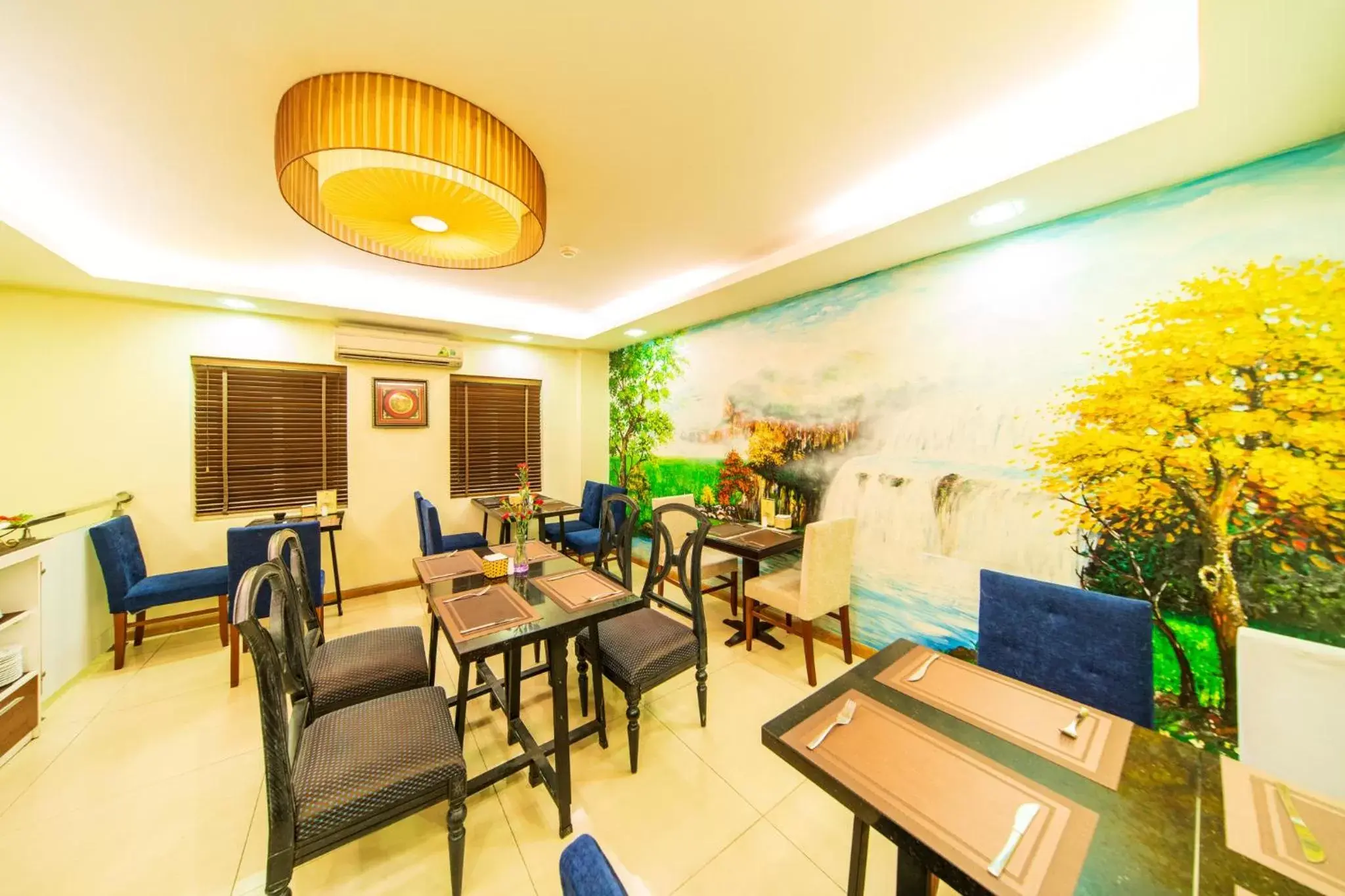 Restaurant/places to eat in Golden Legend Diamond Hotel