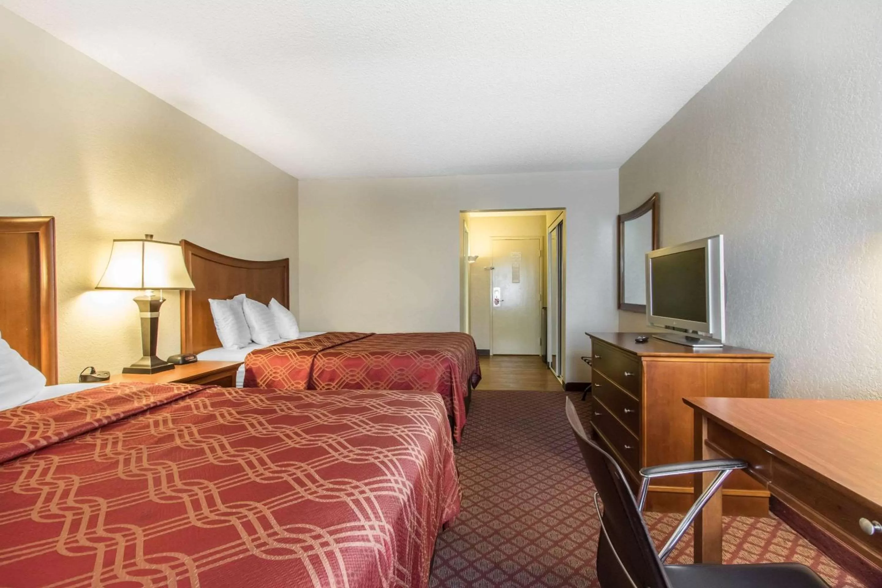 Photo of the whole room, Bed in Econo Lodge Inn & Suites Joplin