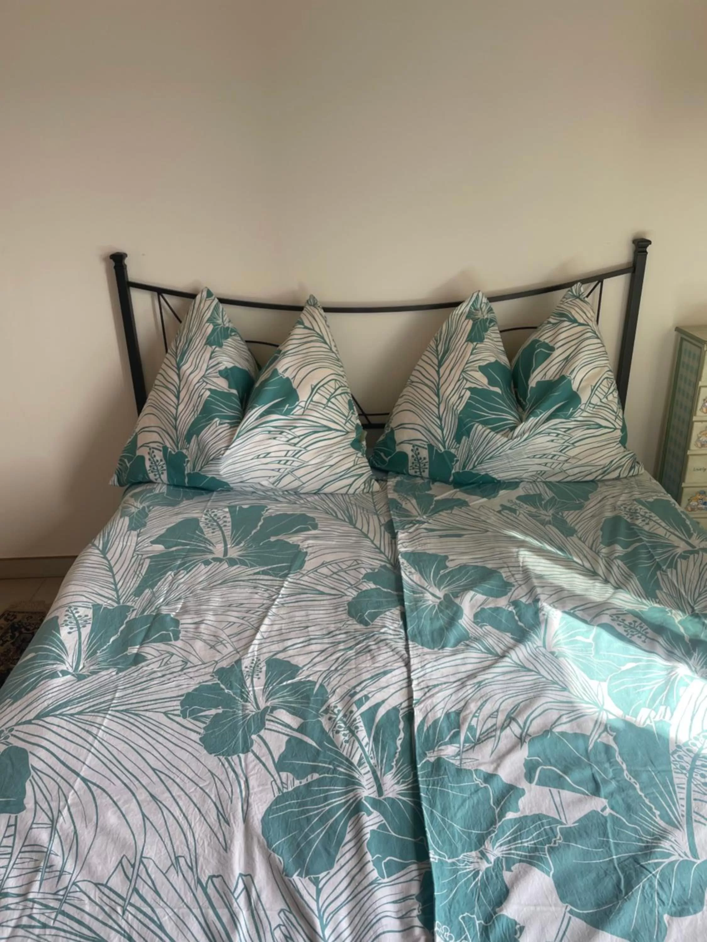 Bedroom, Bed in Sunshine