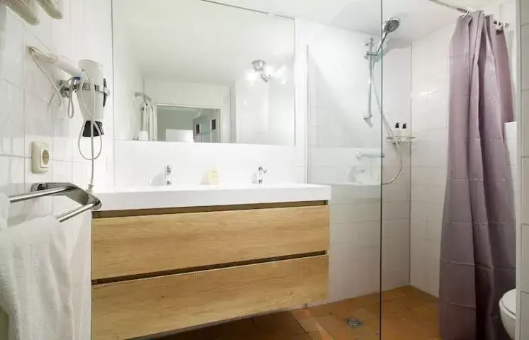Bathroom in Ground floor Jordaan Apartment