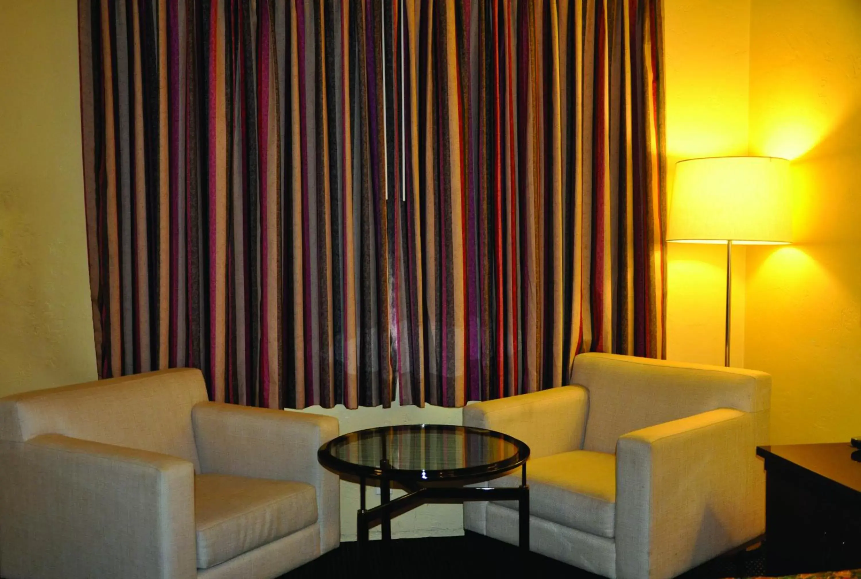 Bedroom, Seating Area in Travelers Inn Manteca