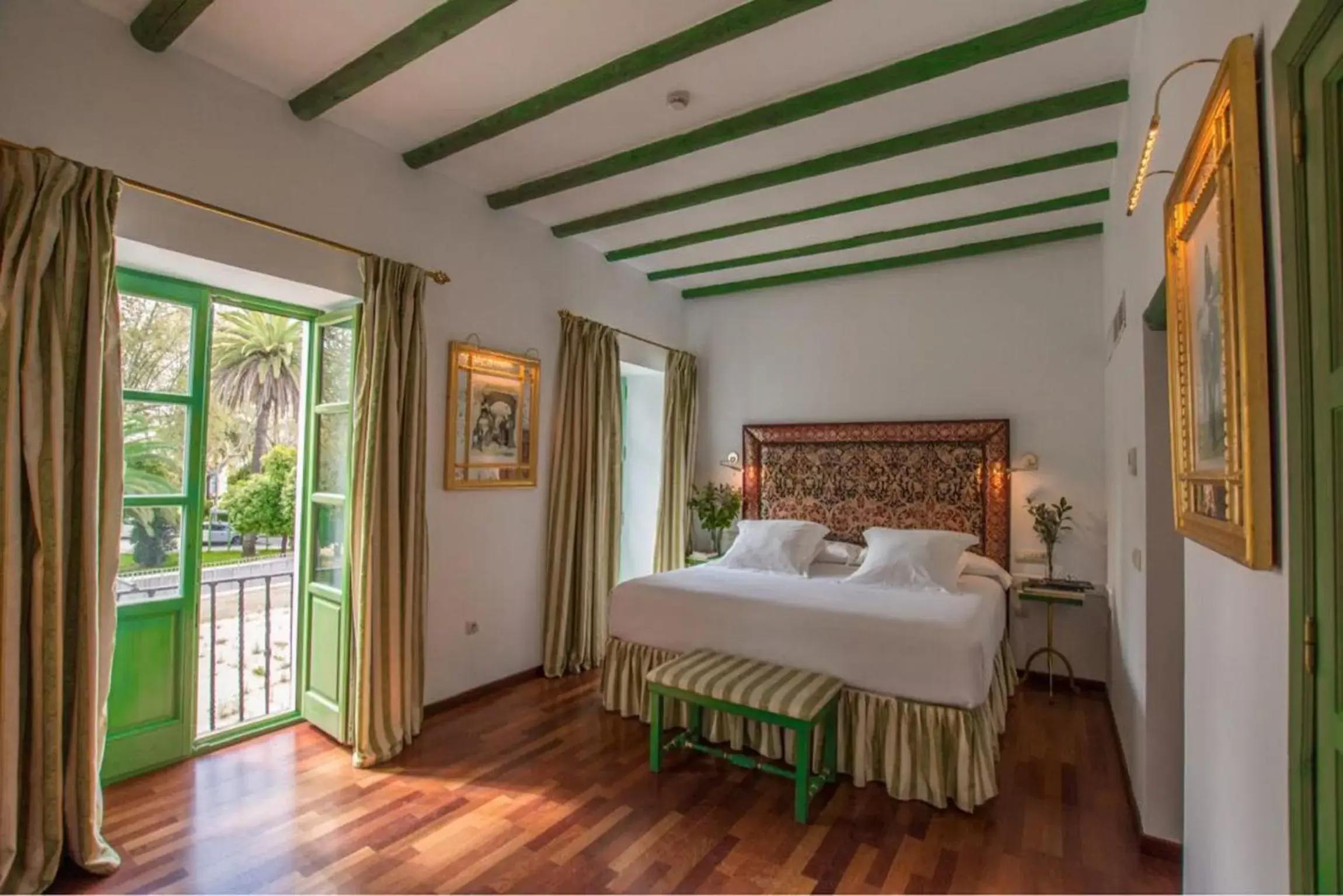 Photo of the whole room, Bed in Las Casas de la Judería de Córdoba