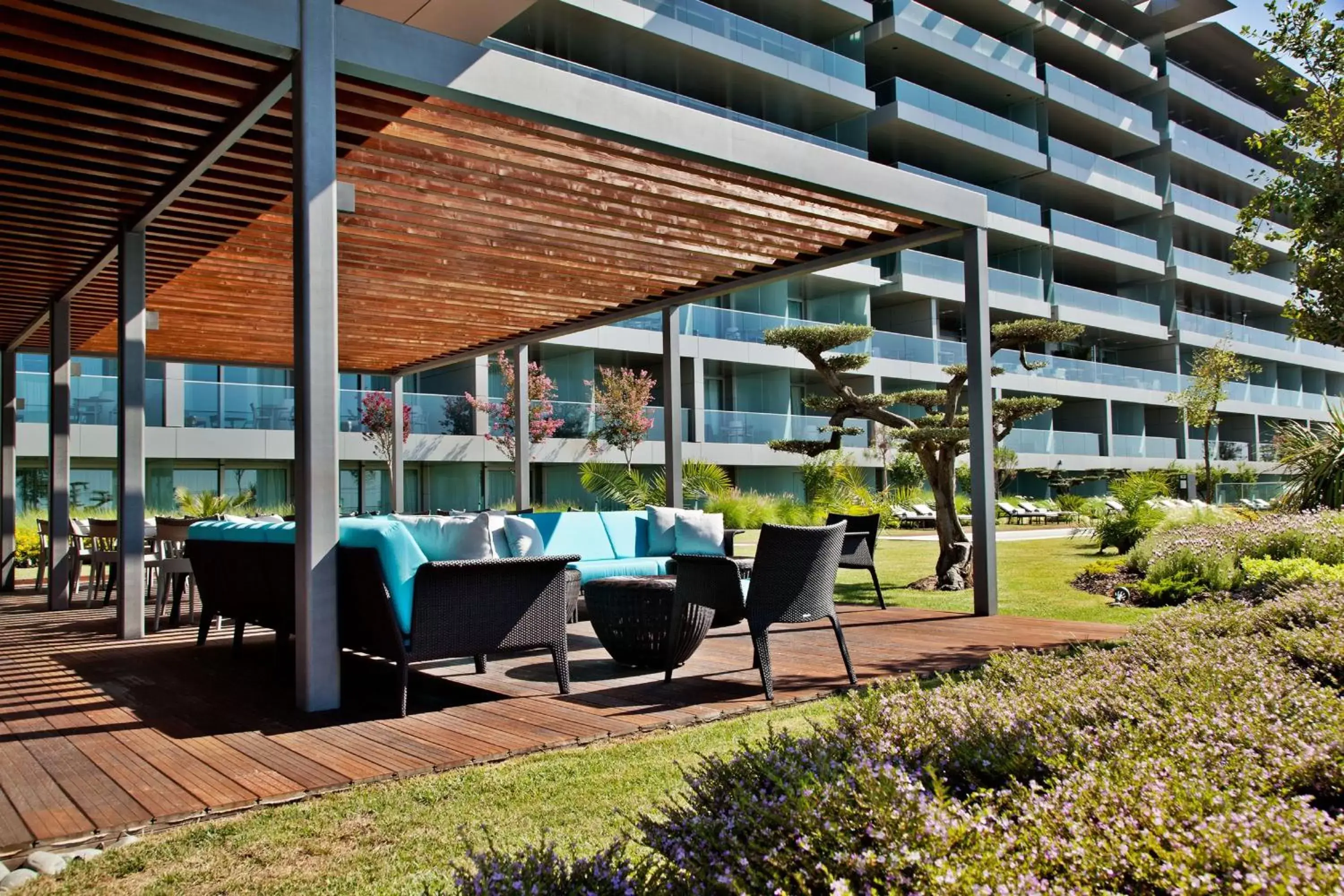 Lounge or bar in InterContinental Cascais-Estoril, an IHG Hotel