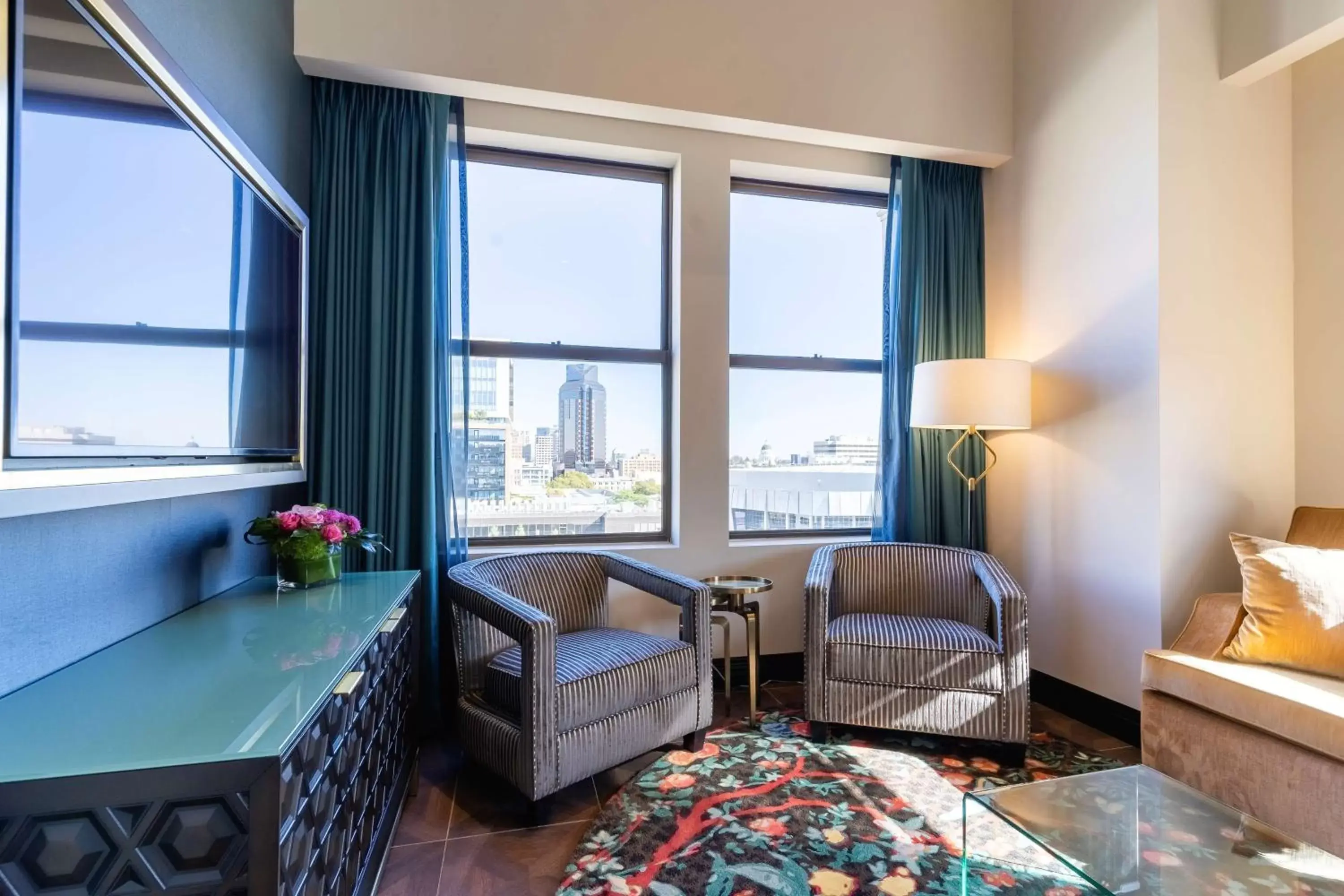 Bedroom, Seating Area in The Exchange Sacramento, Curio Collection By Hilton