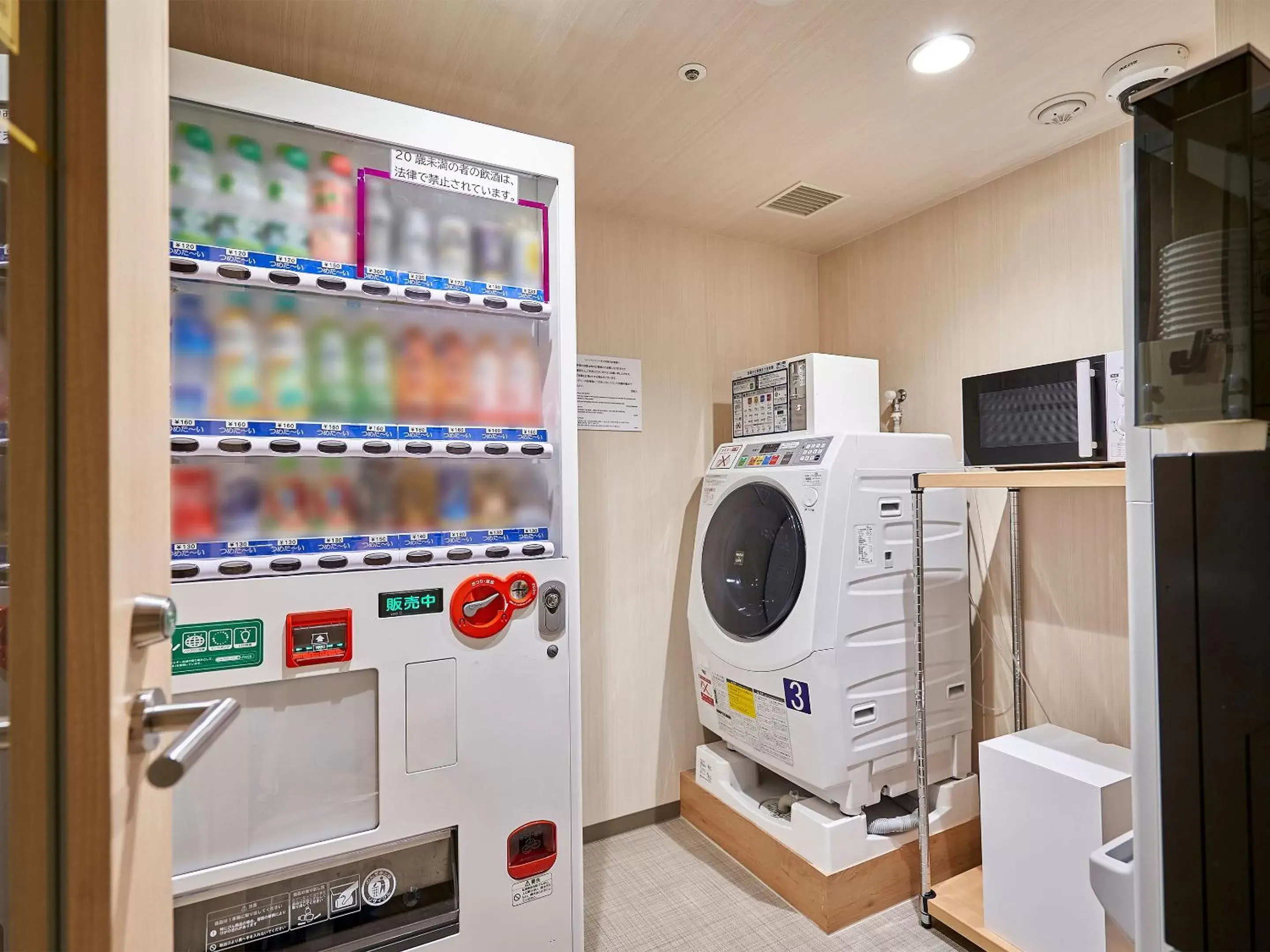 vending machine in Daiwa Roynet Hotel KANAZAWA-MIYABI