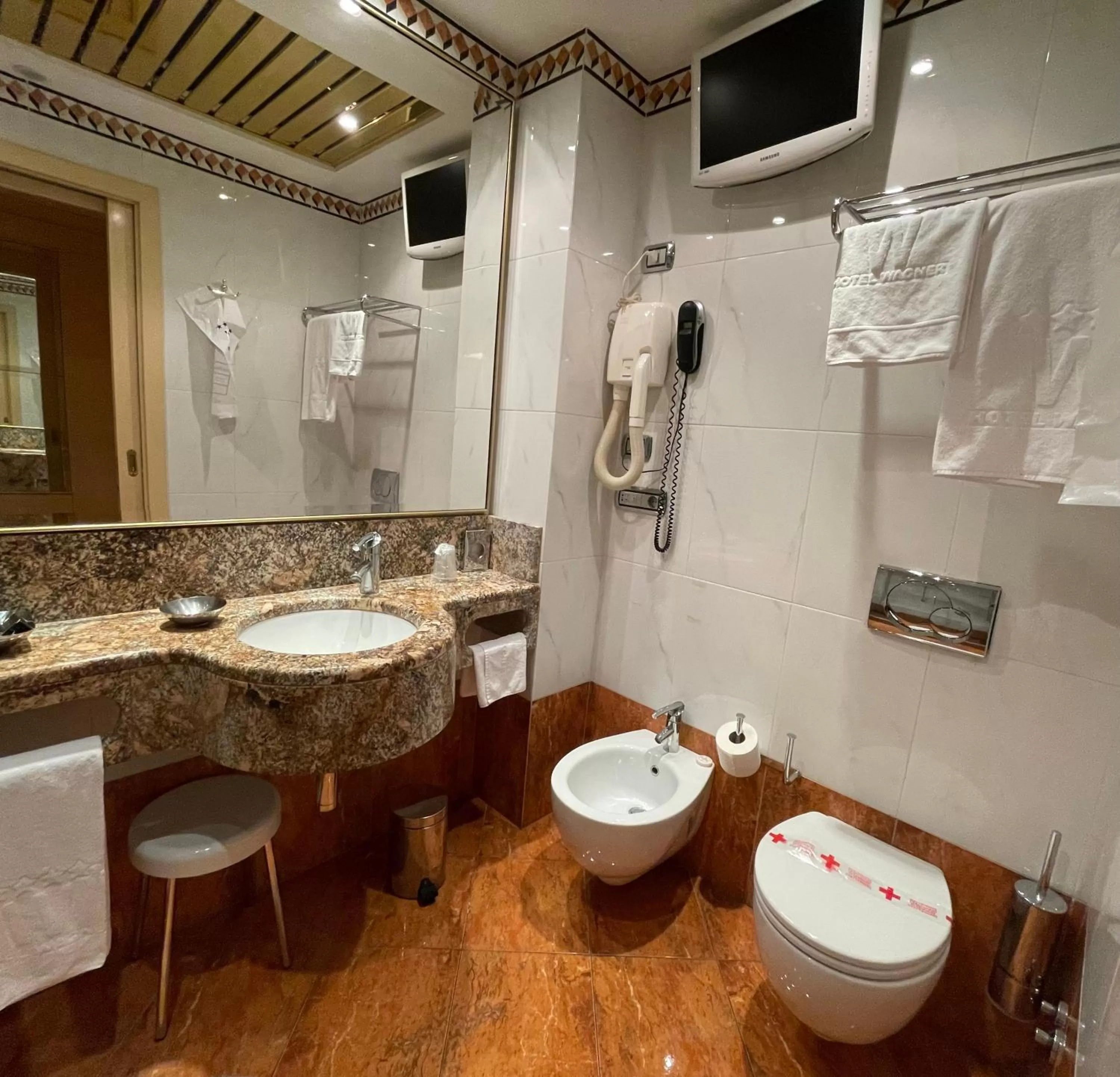 Toilet in Hotel Wagner