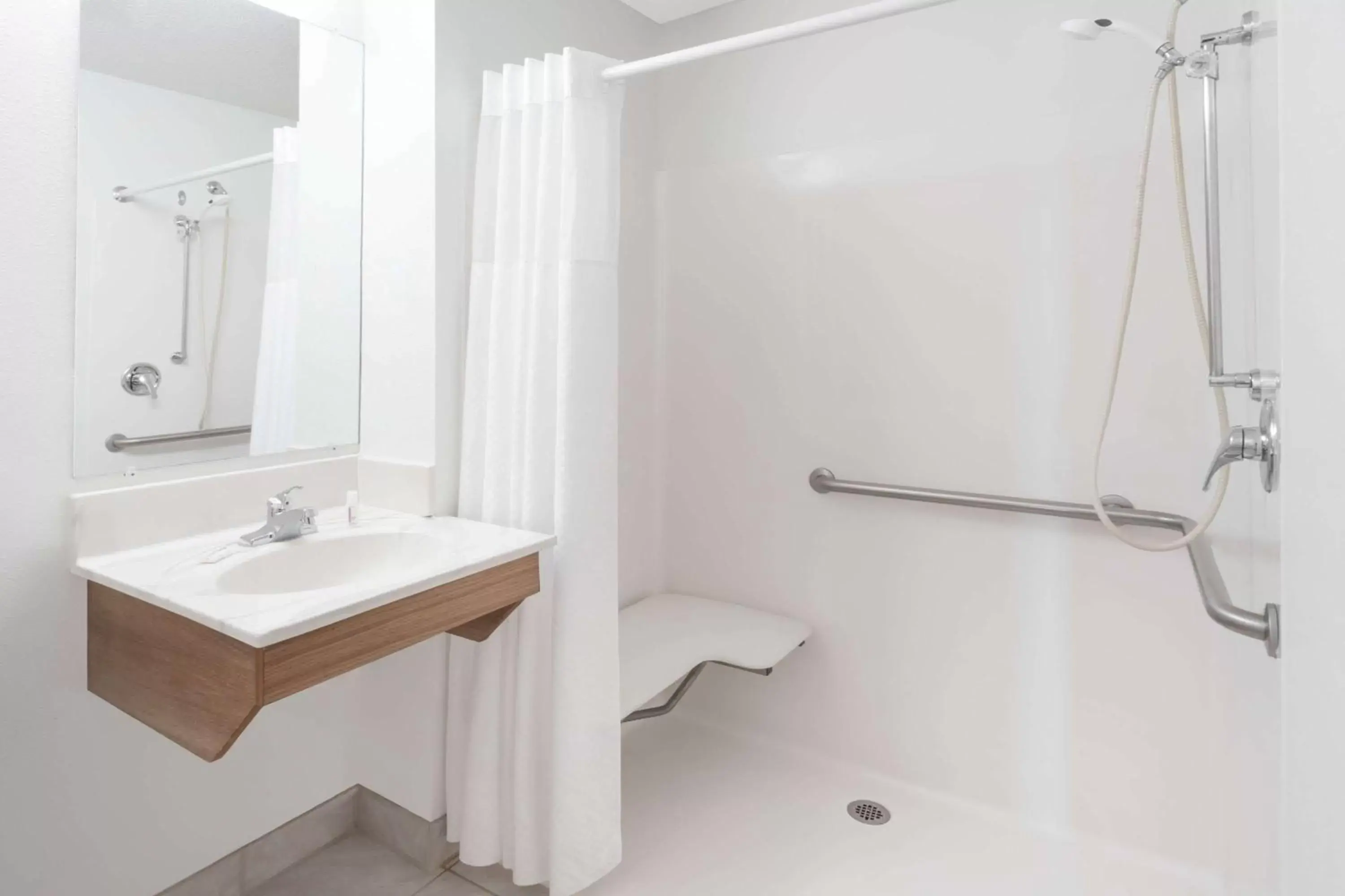 Shower, Bathroom in Boarders Inn & Suites by Cobblestone Hotels Columbus