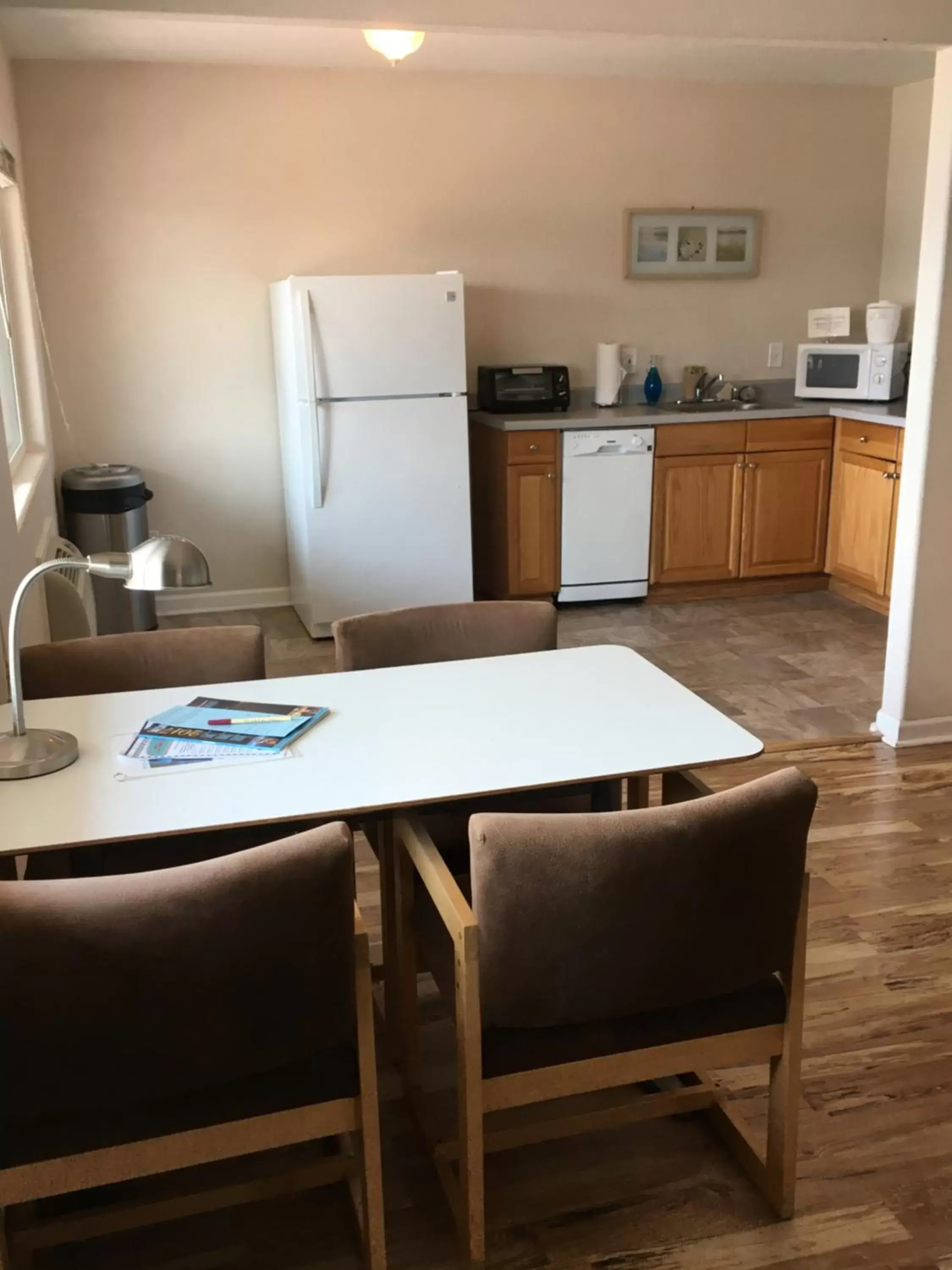 Dining area, Kitchen/Kitchenette in Clear Lake Cottages & Marina