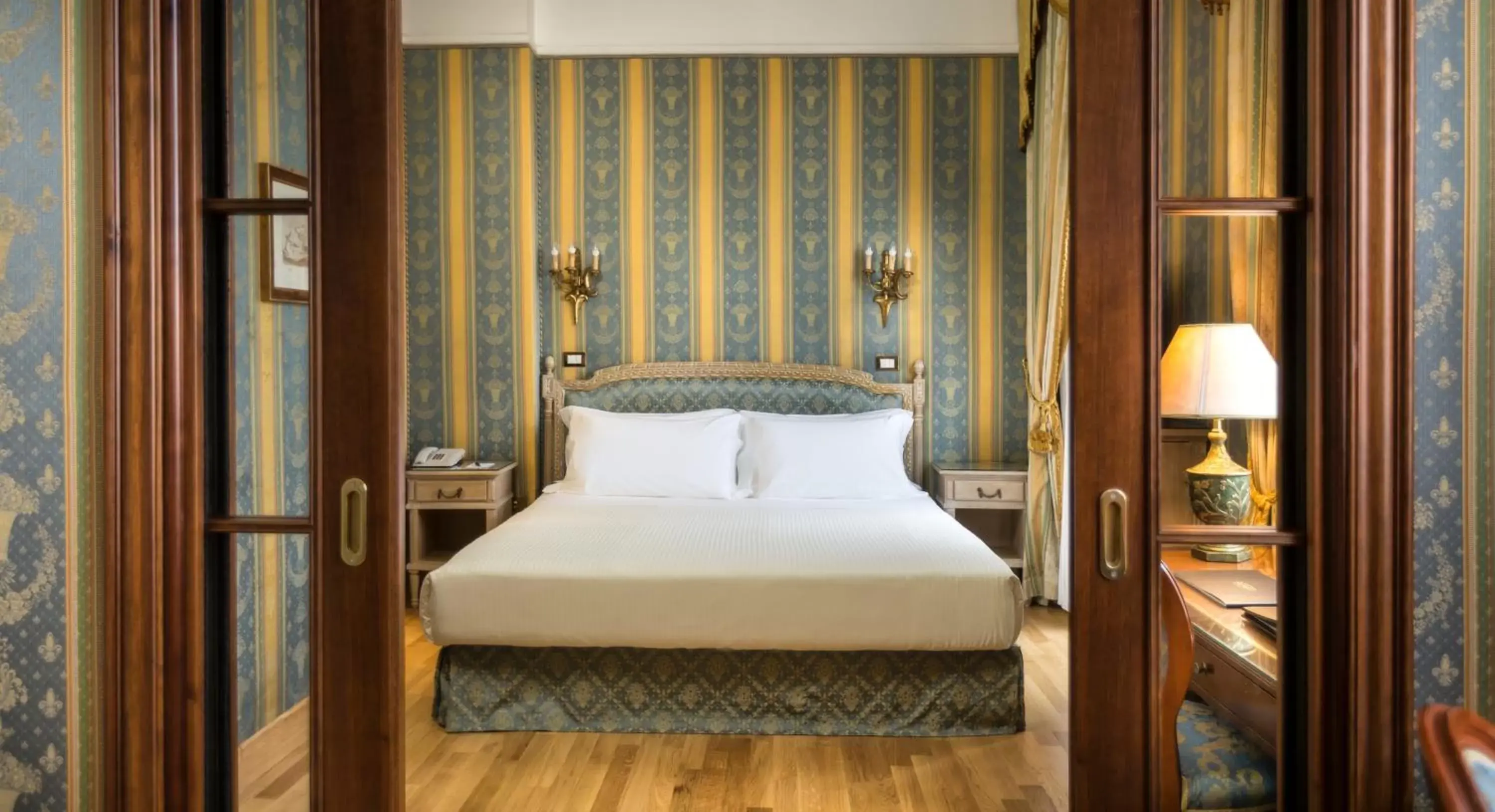 Photo of the whole room, Bed in Sina De La Ville