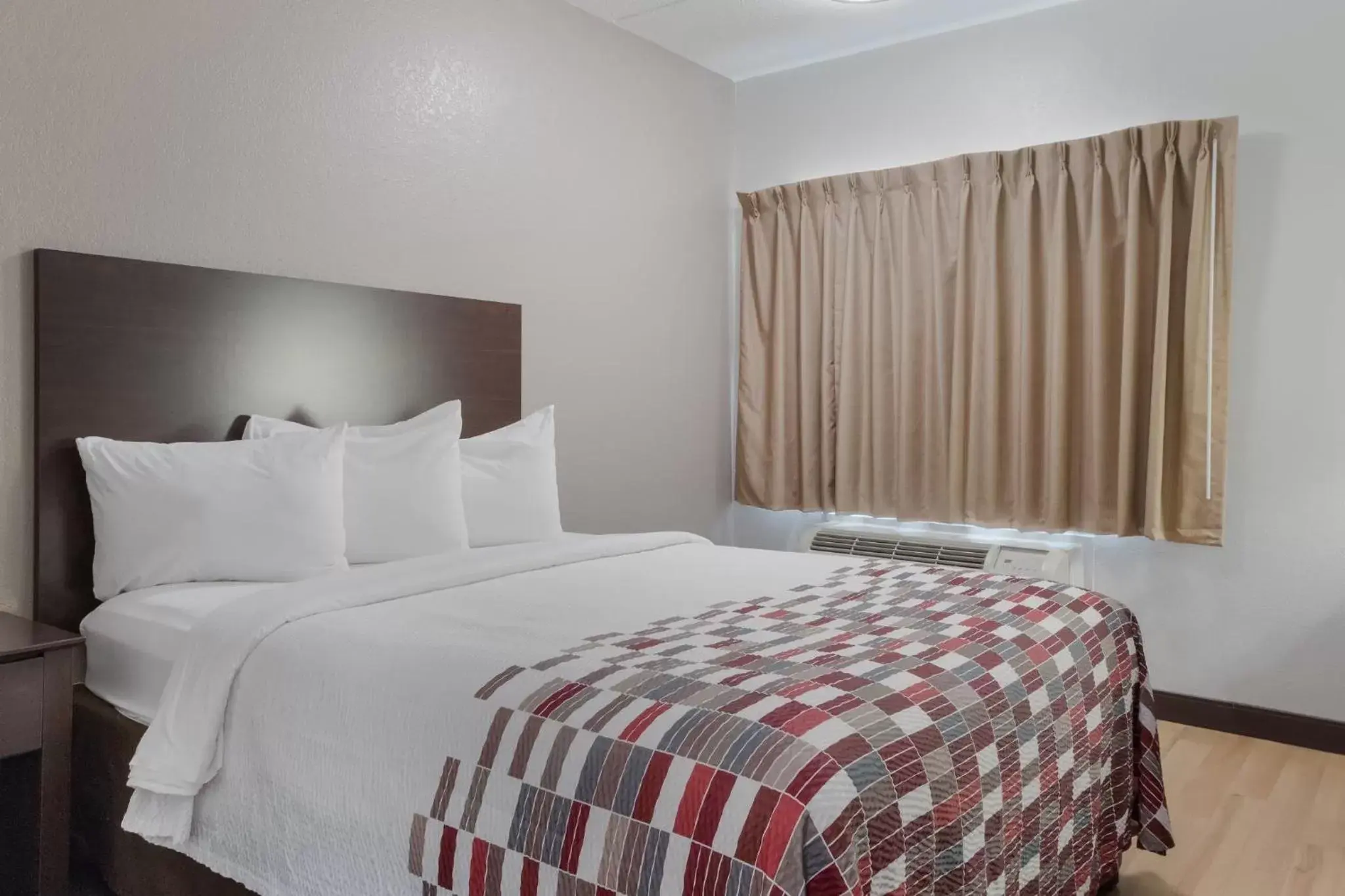 Photo of the whole room, Bed in Red Roof Inn San Antonio - Seaworld Northwest