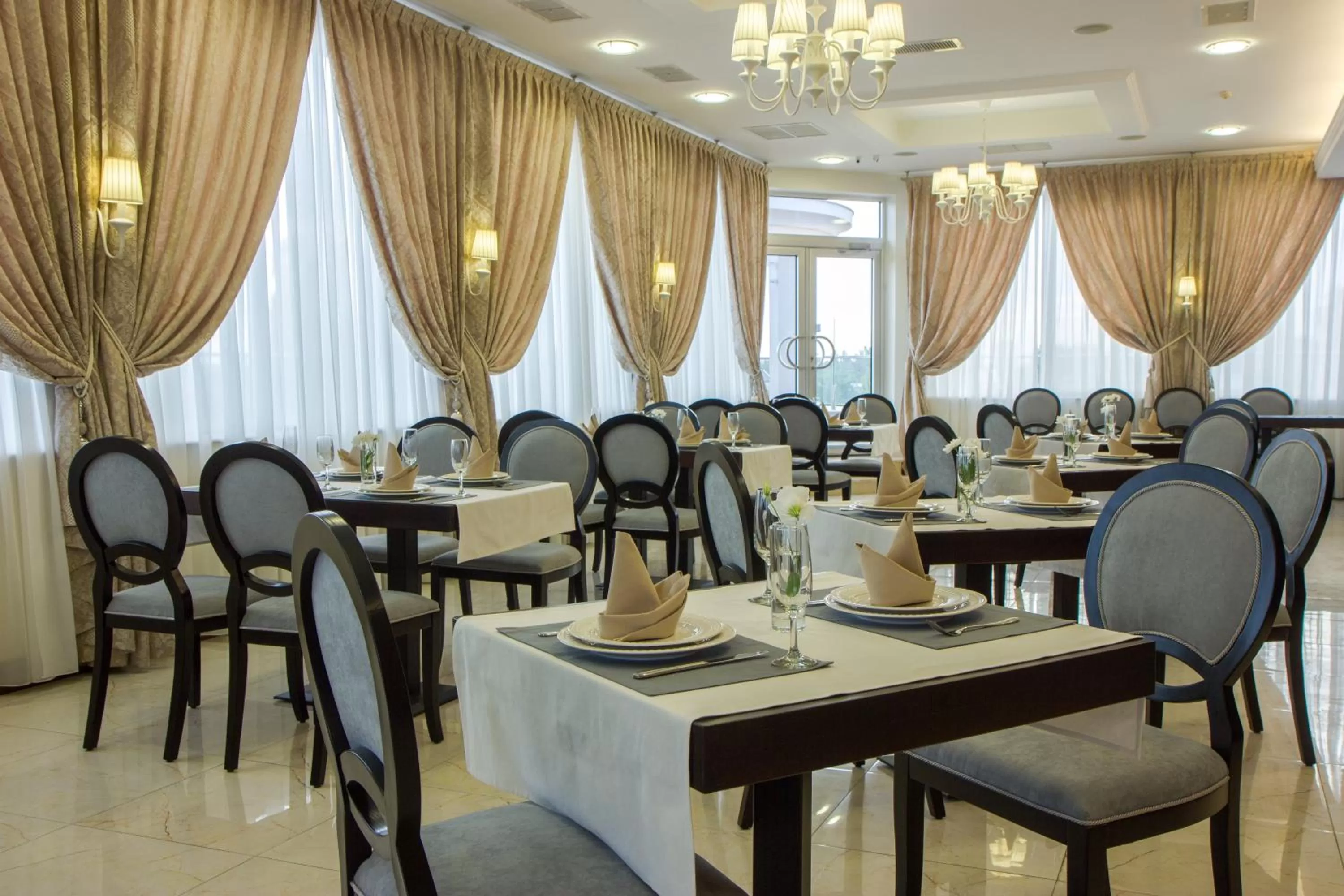Restaurant/places to eat in Alarus Luxe Hotel