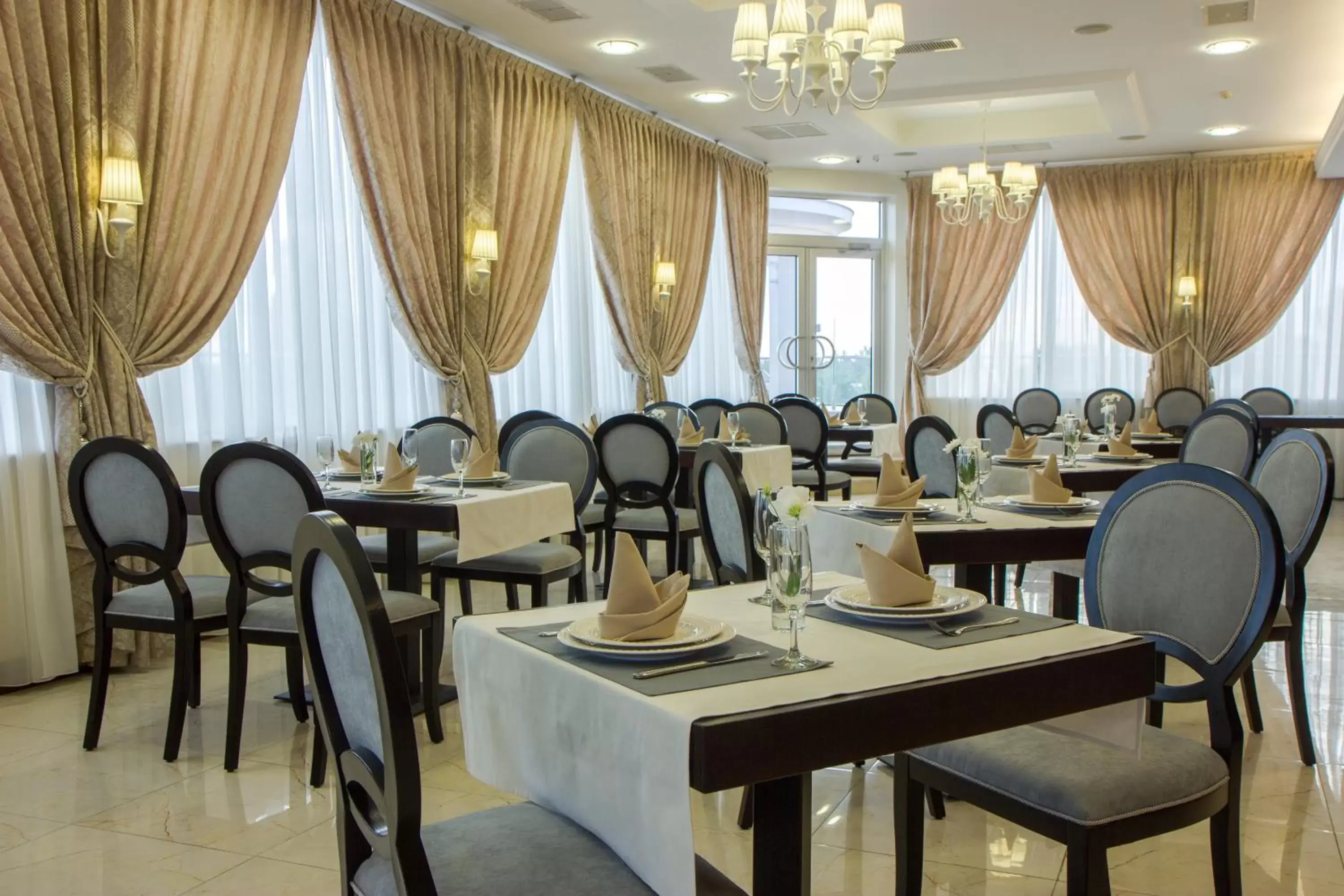 Restaurant/places to eat in Alarus Luxe Hotel Restaurant/places to eat in Alarus Luxe Hotel