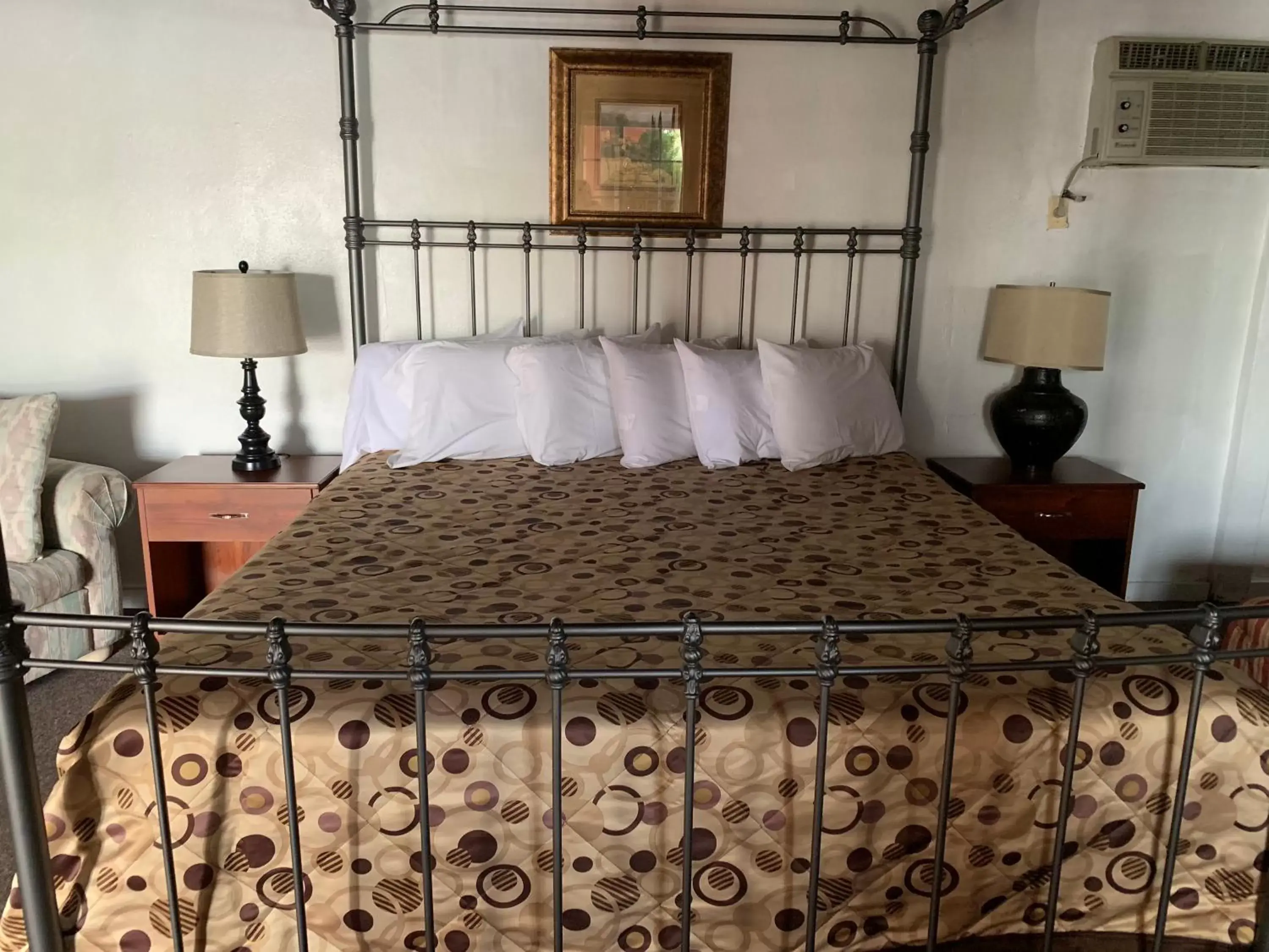 Bed in Cottonwood Court Motel