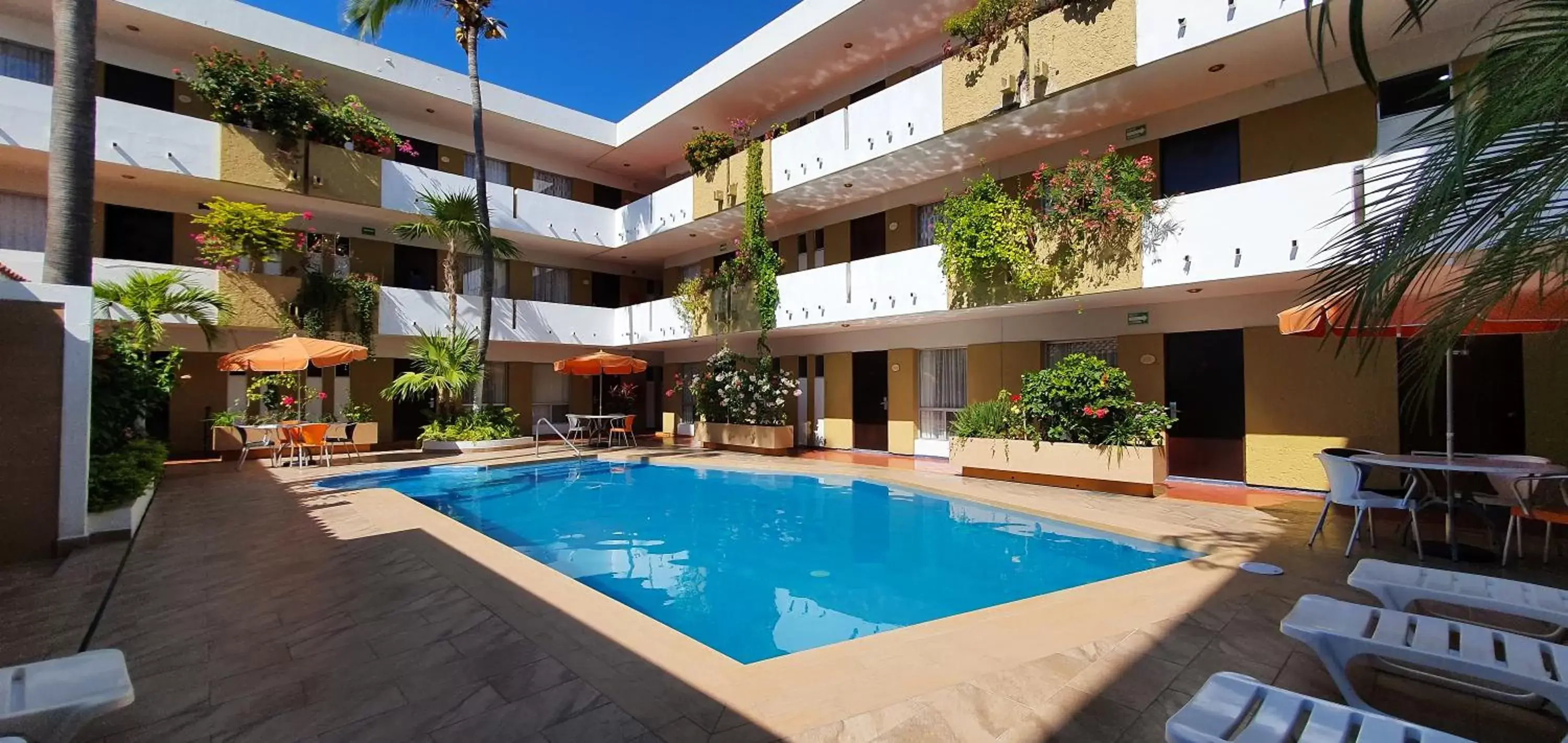 Swimming Pool in Hotel Azteca Inn