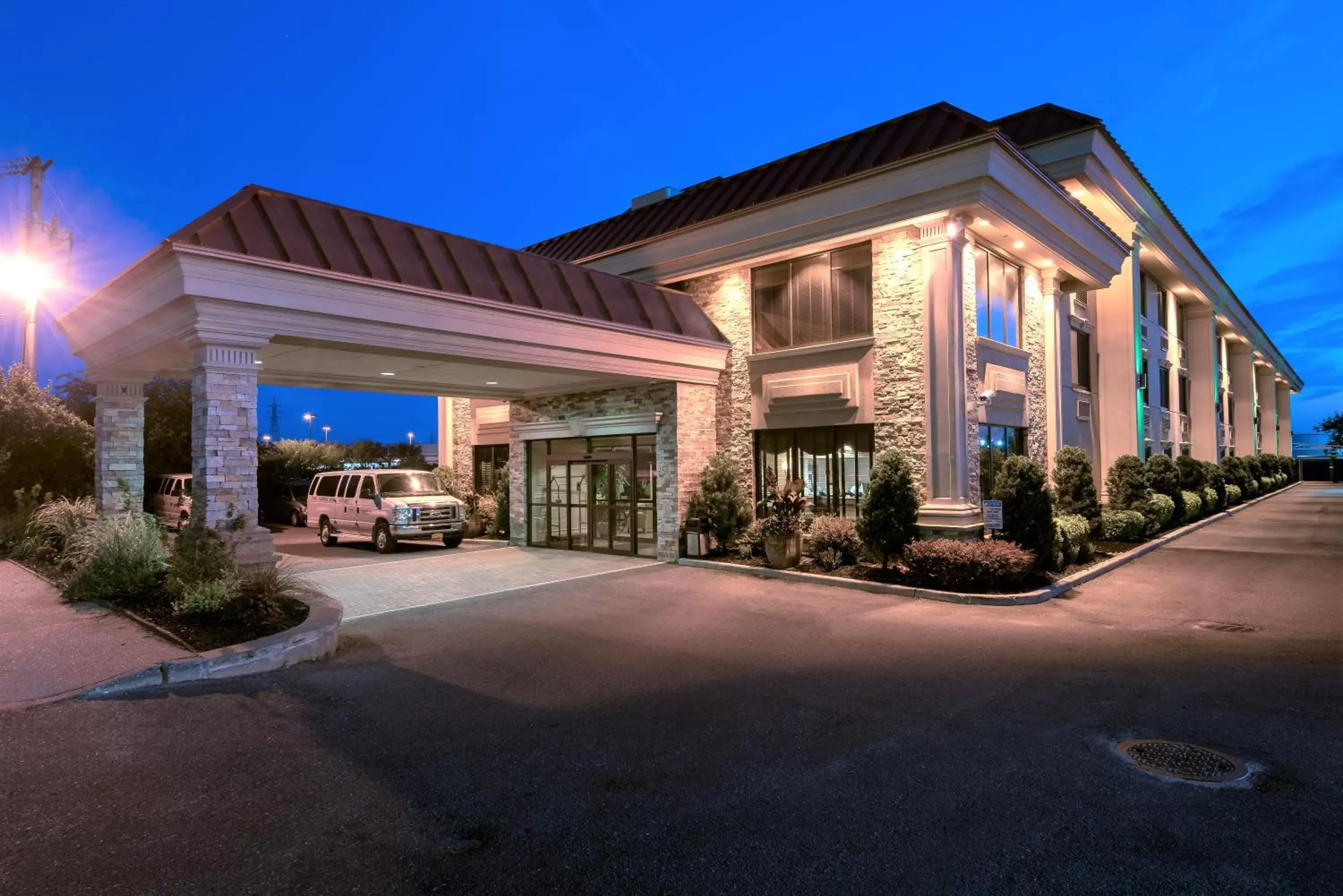 Property building in Five Towns Inn - JFK Airport Property building in Five Towns Inn - JFK Airport