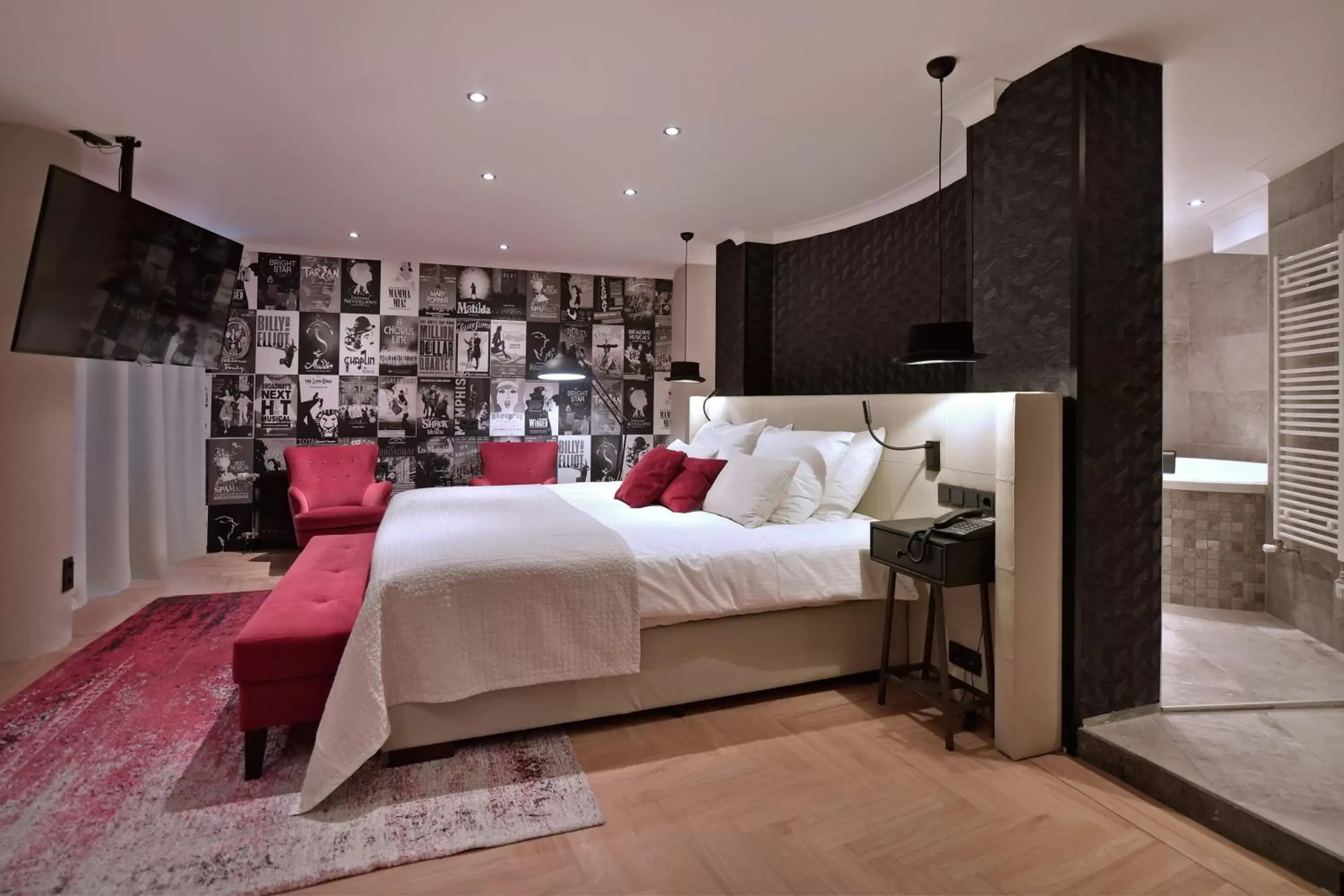 Photo of the whole room, Bed in Van der Valk Theaterhotel Almelo