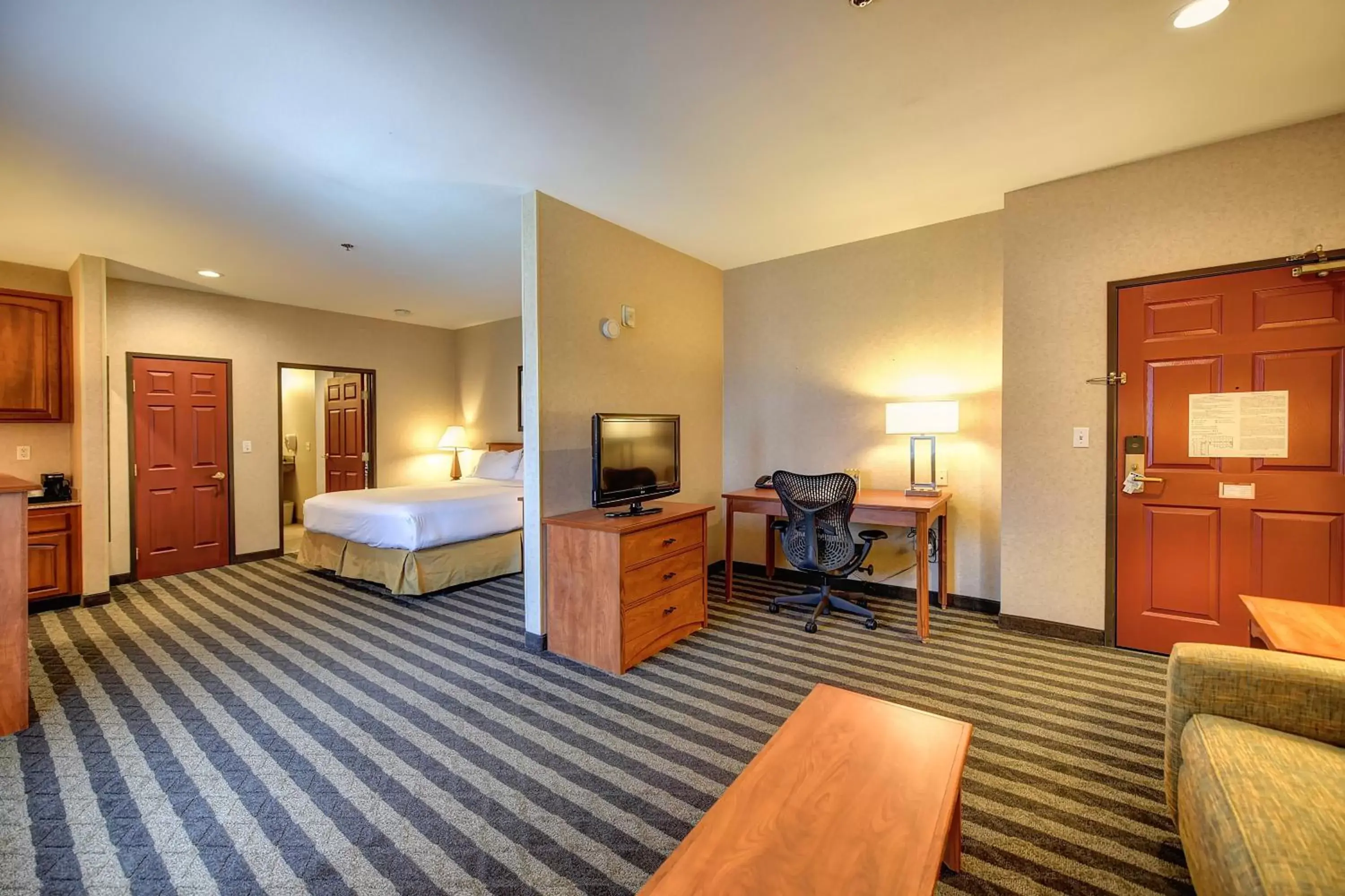 Bedroom, Seating Area in Holiday Inn Express Hotel & Suites Manteca, an IHG Hotel