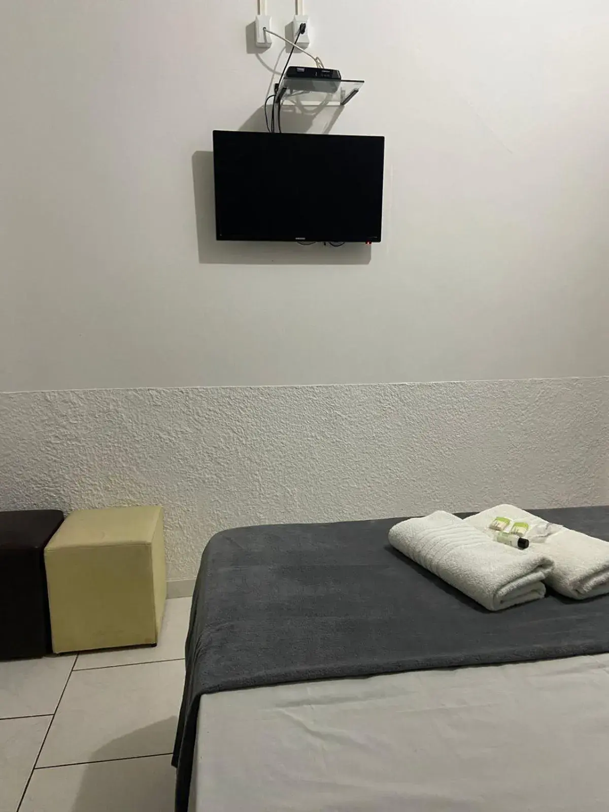 Bed, TV/Entertainment Center in Pousada São Jorge