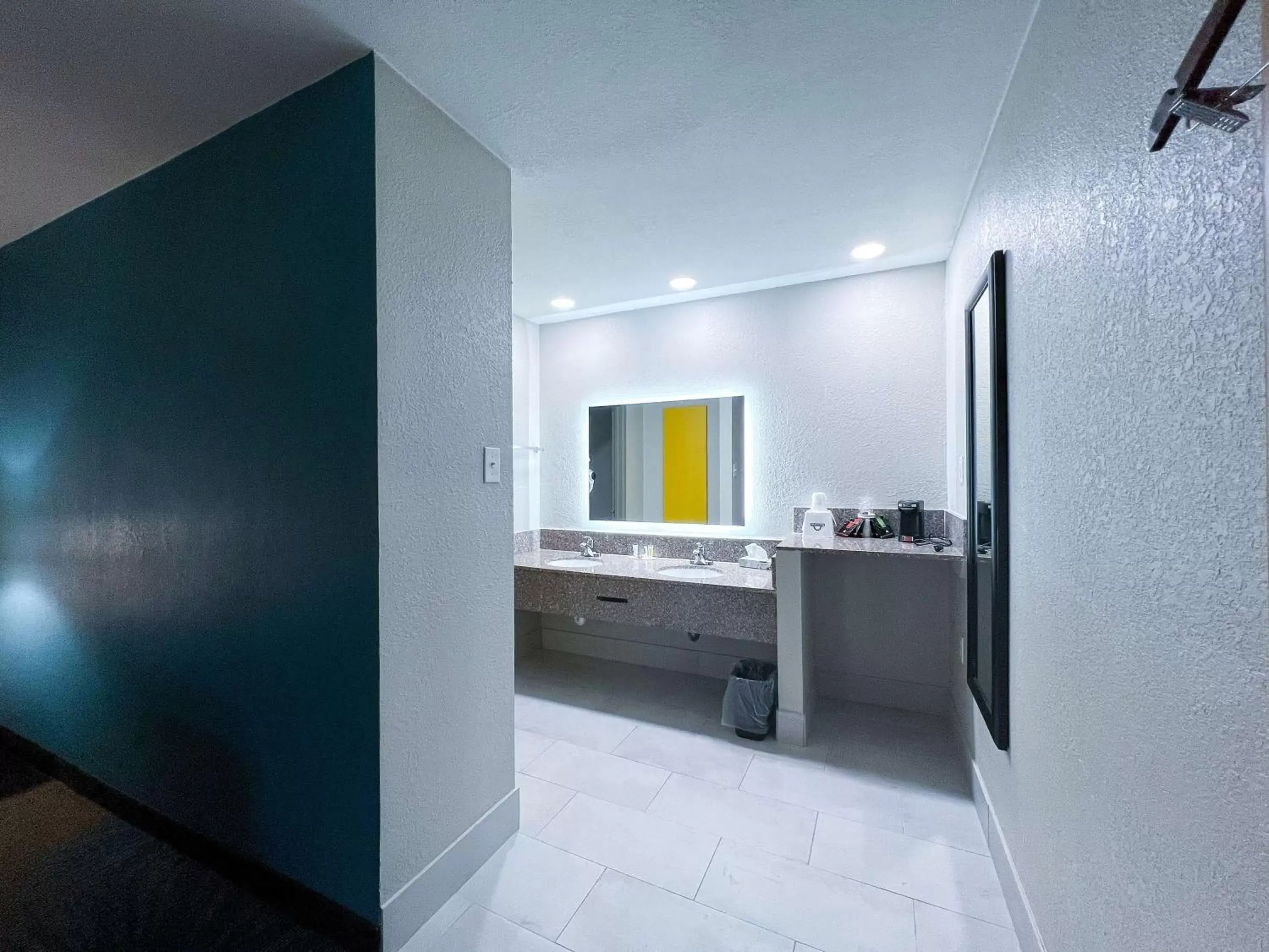 TV and multimedia, Bathroom in Days Inn & Suites by Wyndham Santa Rosa, NM